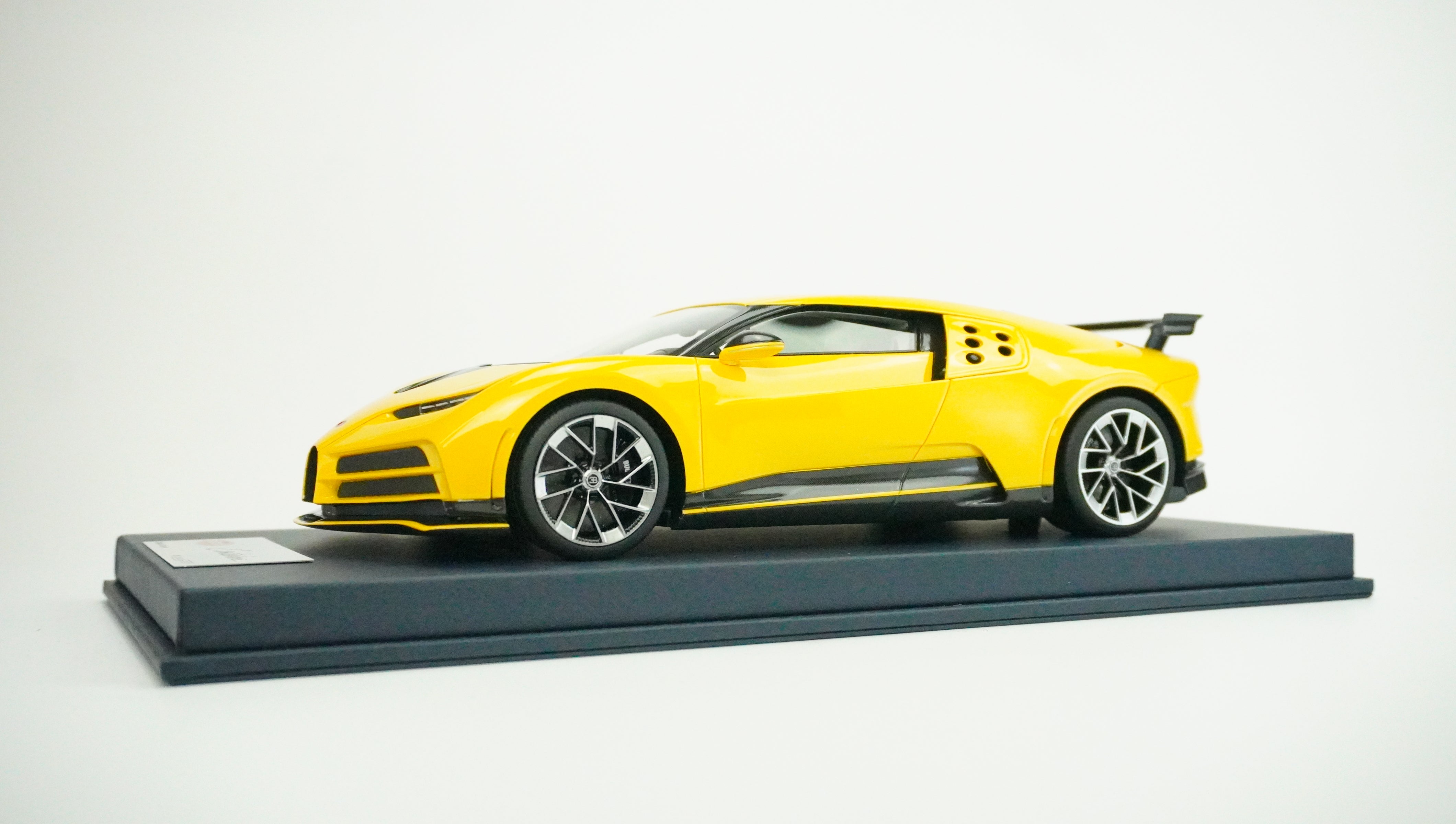 Bugatti Centodieci (incl. Showcase) 1:18