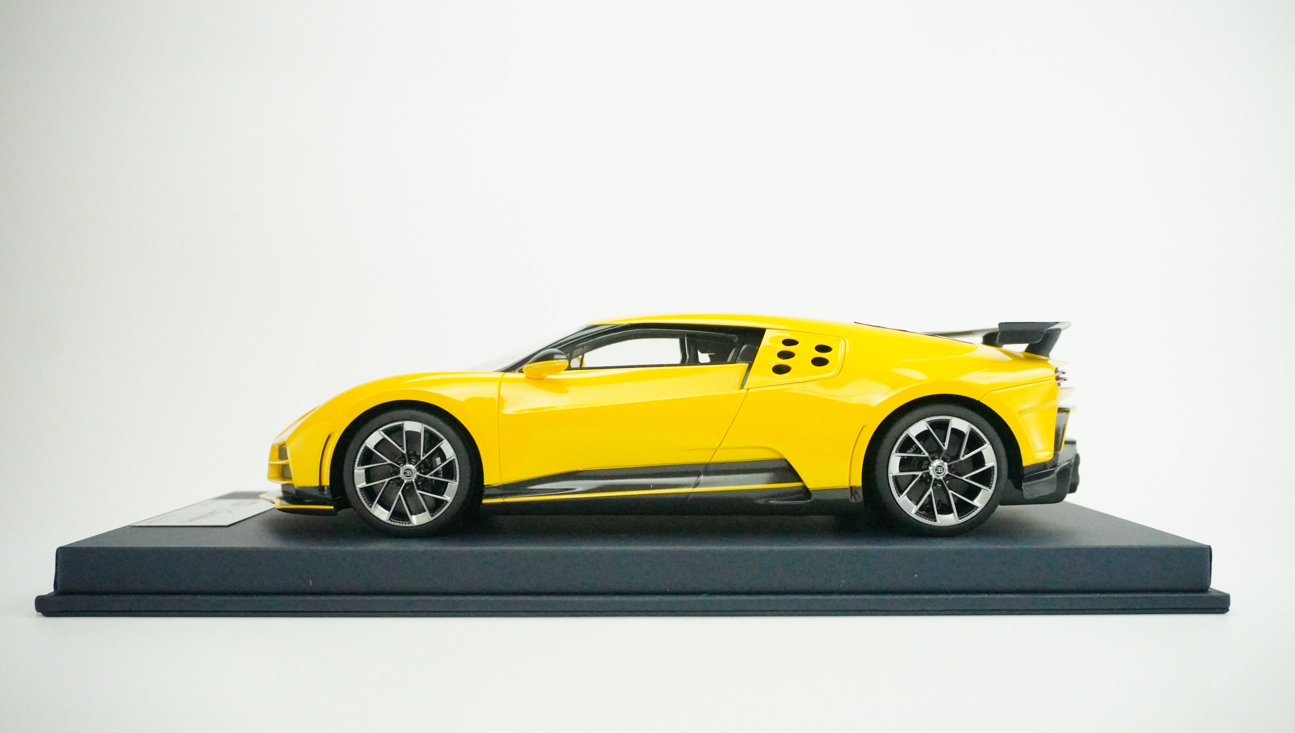 Bugatti Centodieci (incl. Showcase) 1:18