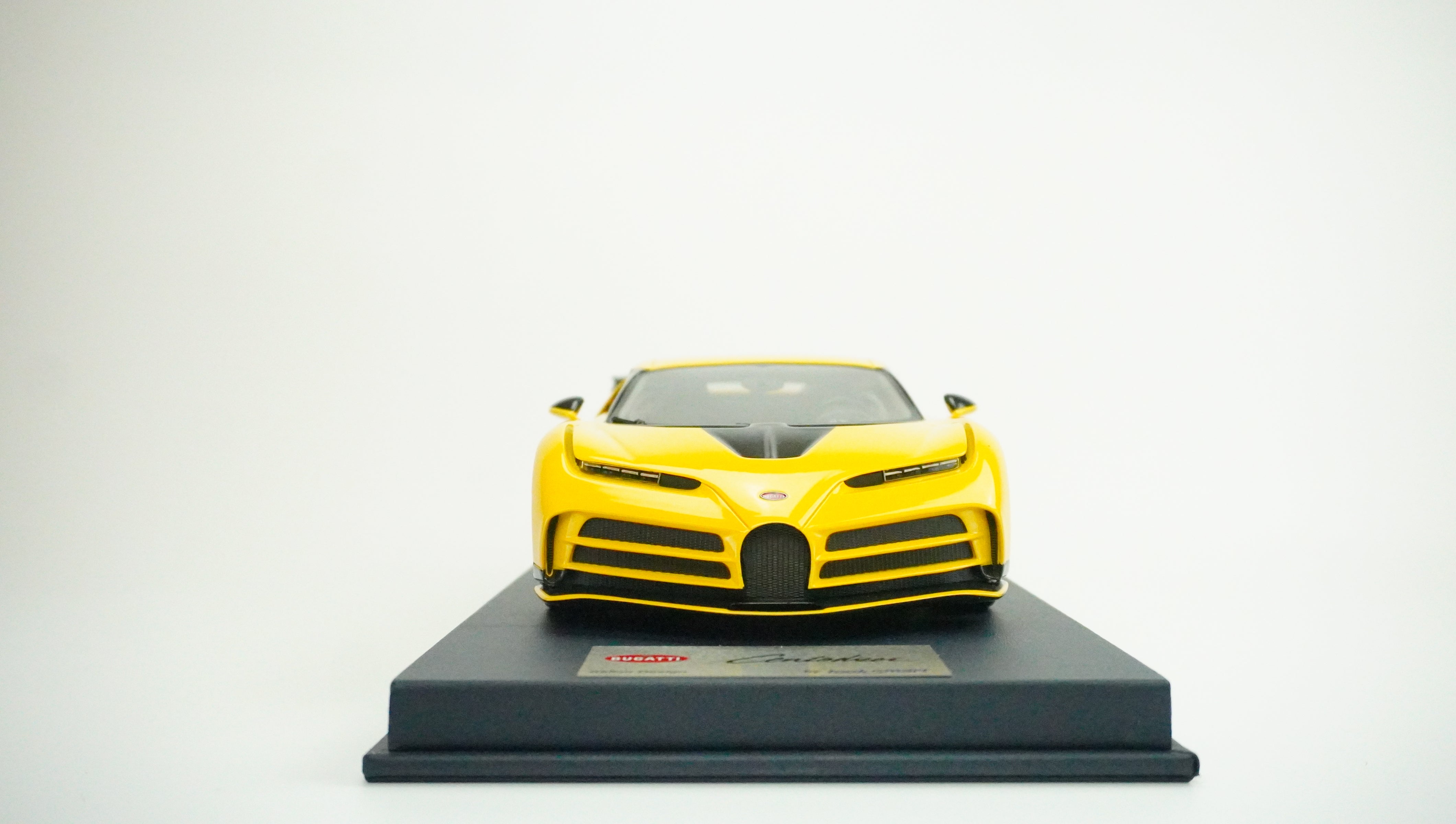 Bugatti Centodieci (incl. Showcase) 1:18