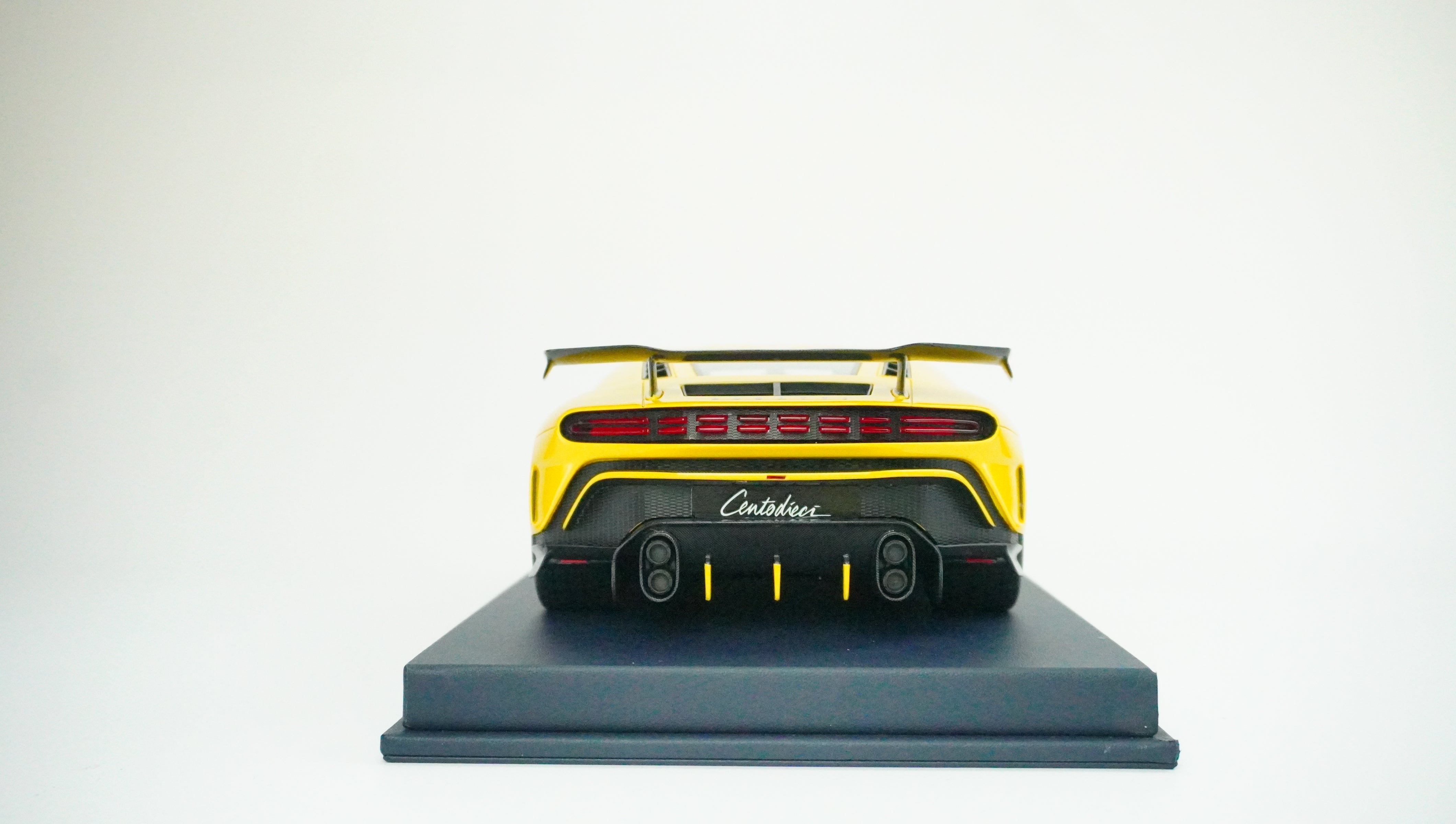 Bugatti Centodieci (incl. Showcase) 1:18