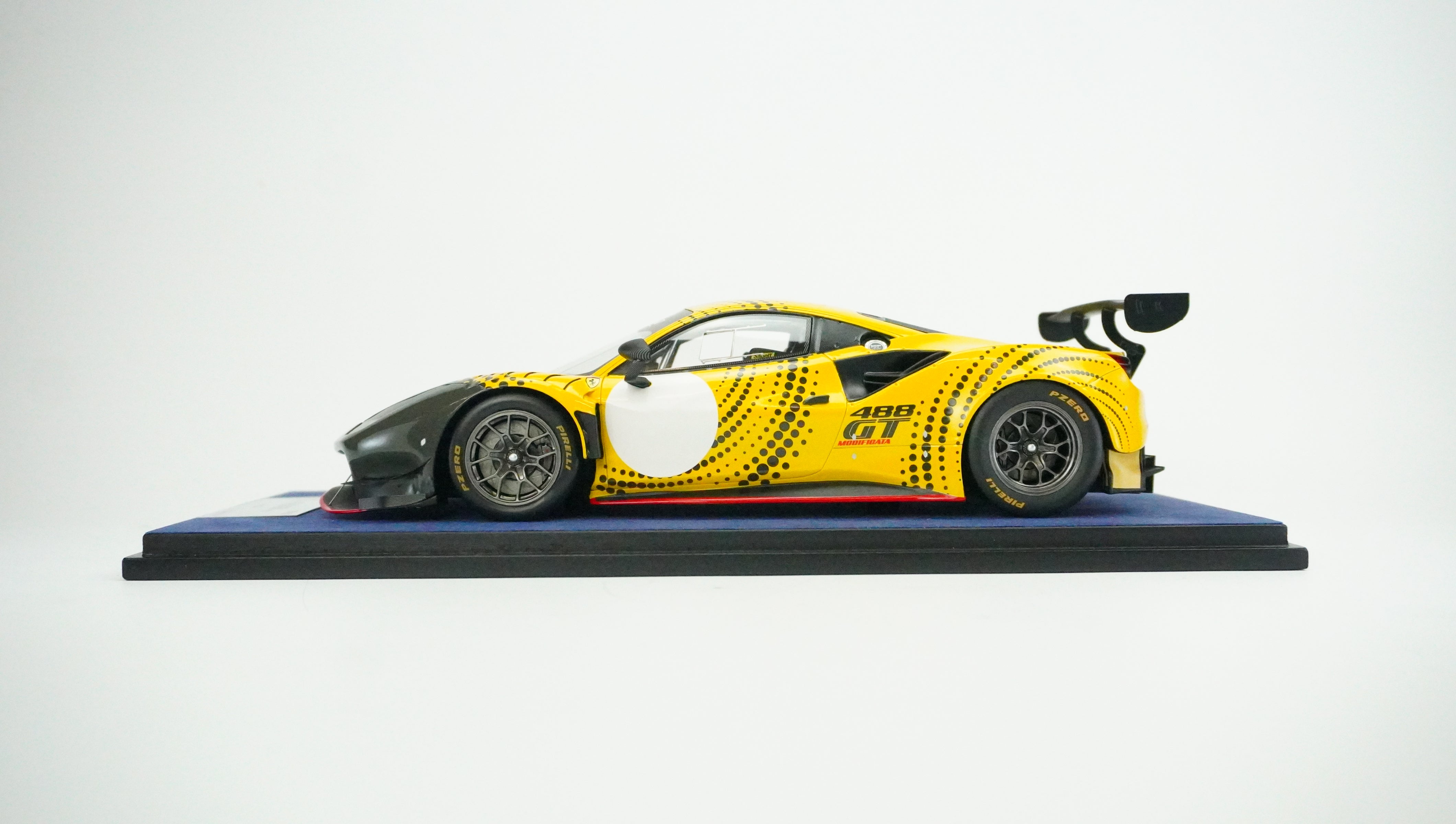 Ferrari 488 GT Modificata (incl. Showcase) 1:18
