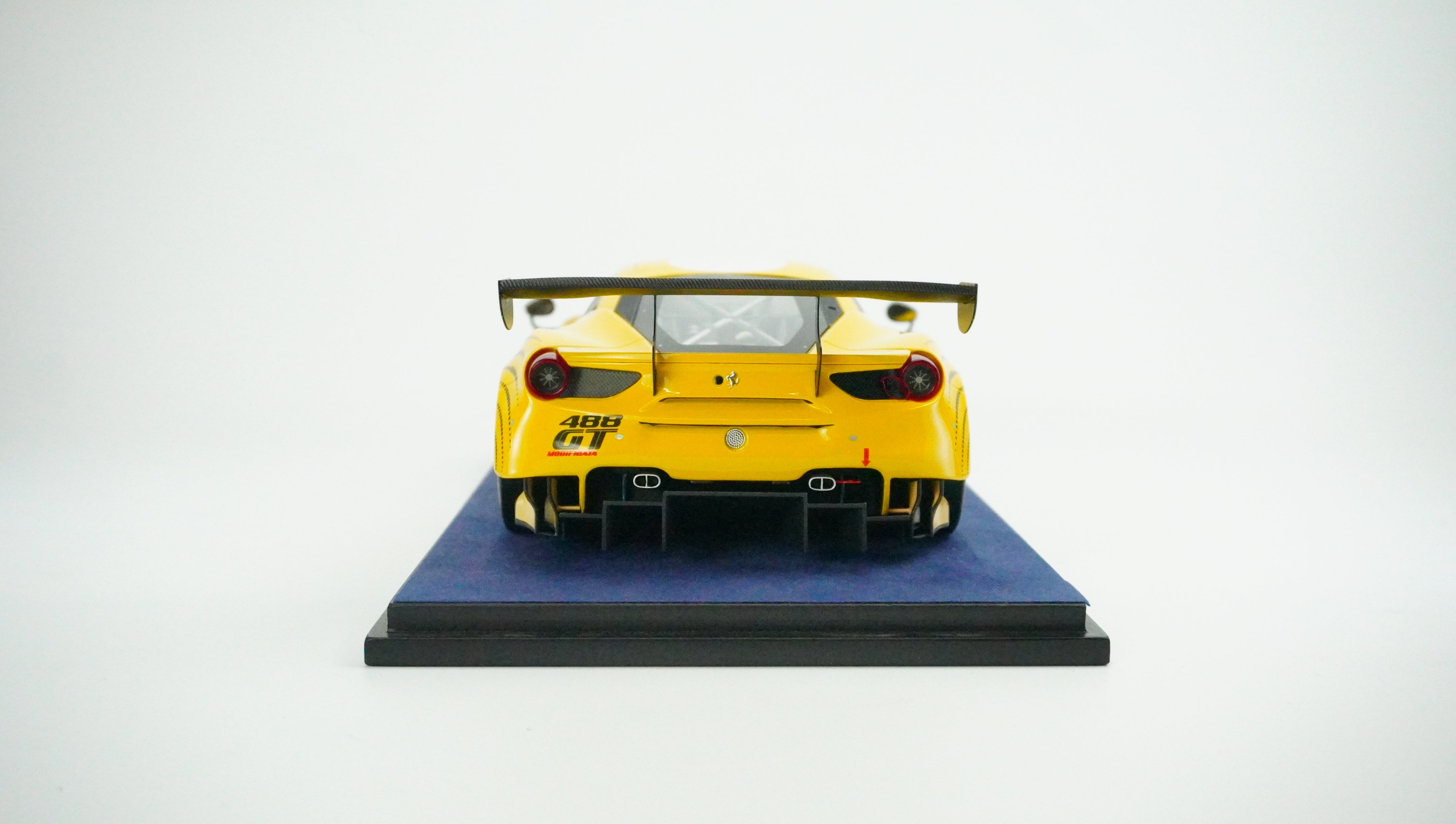 Ferrari 488 GT Modificata (incl. Showcase) 1:18