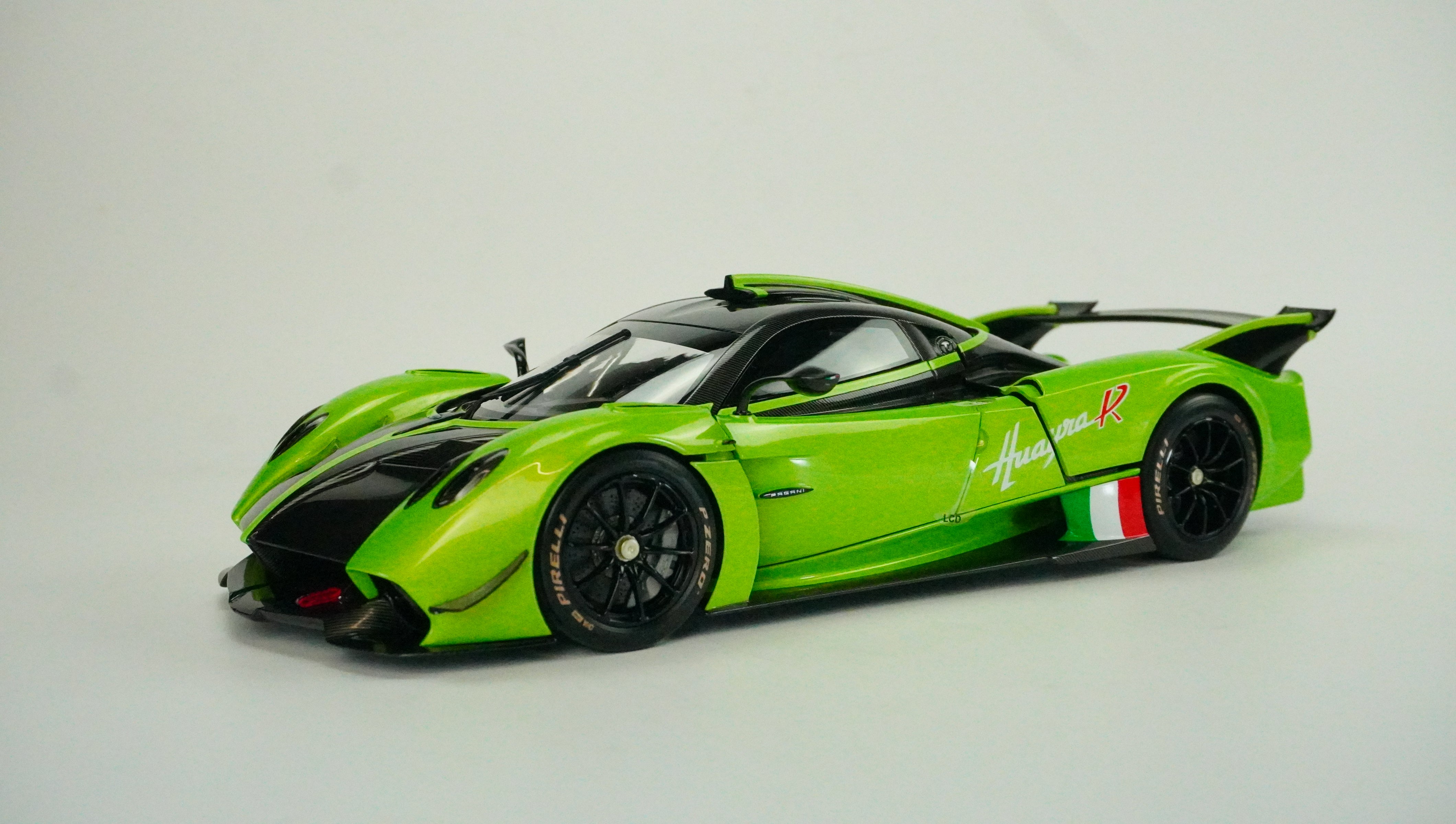 Pagani Huayra R 1:18