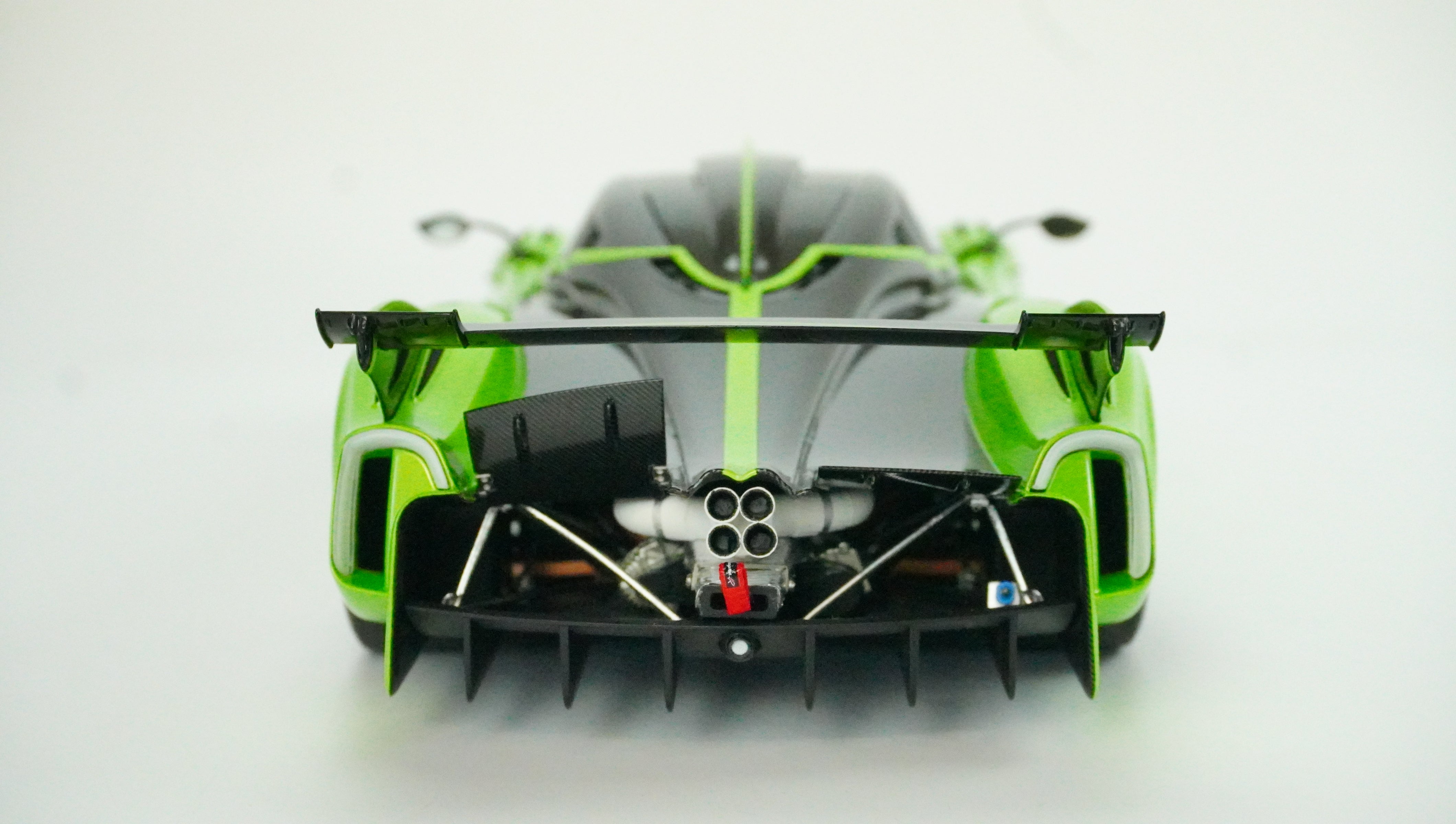 Pagani Huayra R 1:18