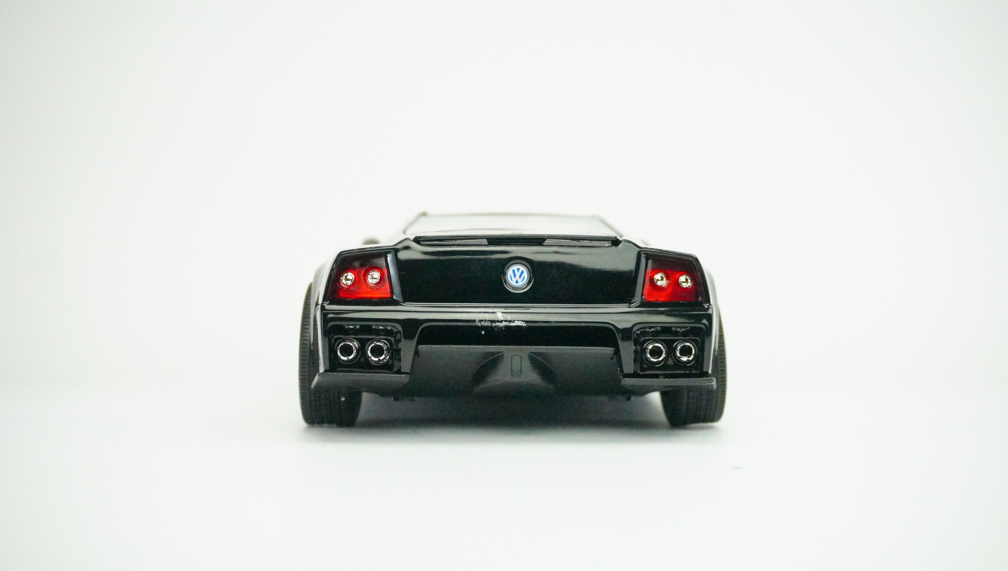 VW Nardo W12 Show Car (slight paint scratches) 1:18