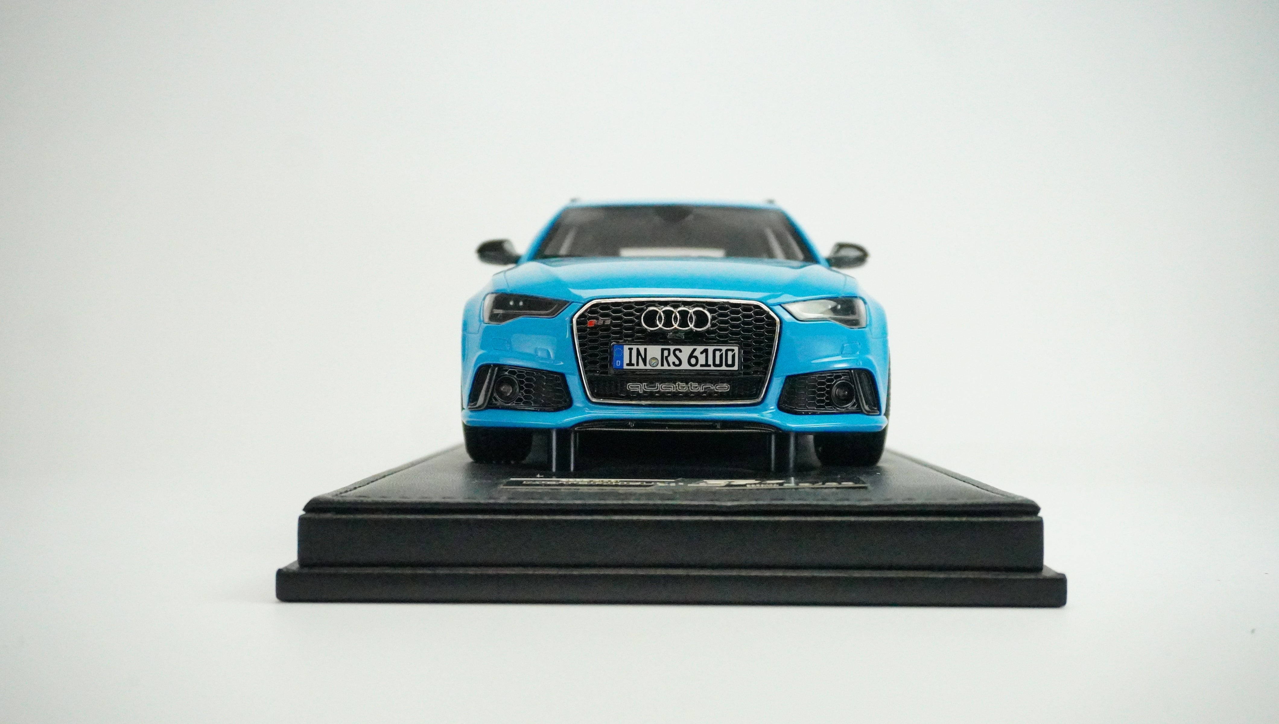 Audi RS6 Avant Limited (with roof box) 2018 1:18