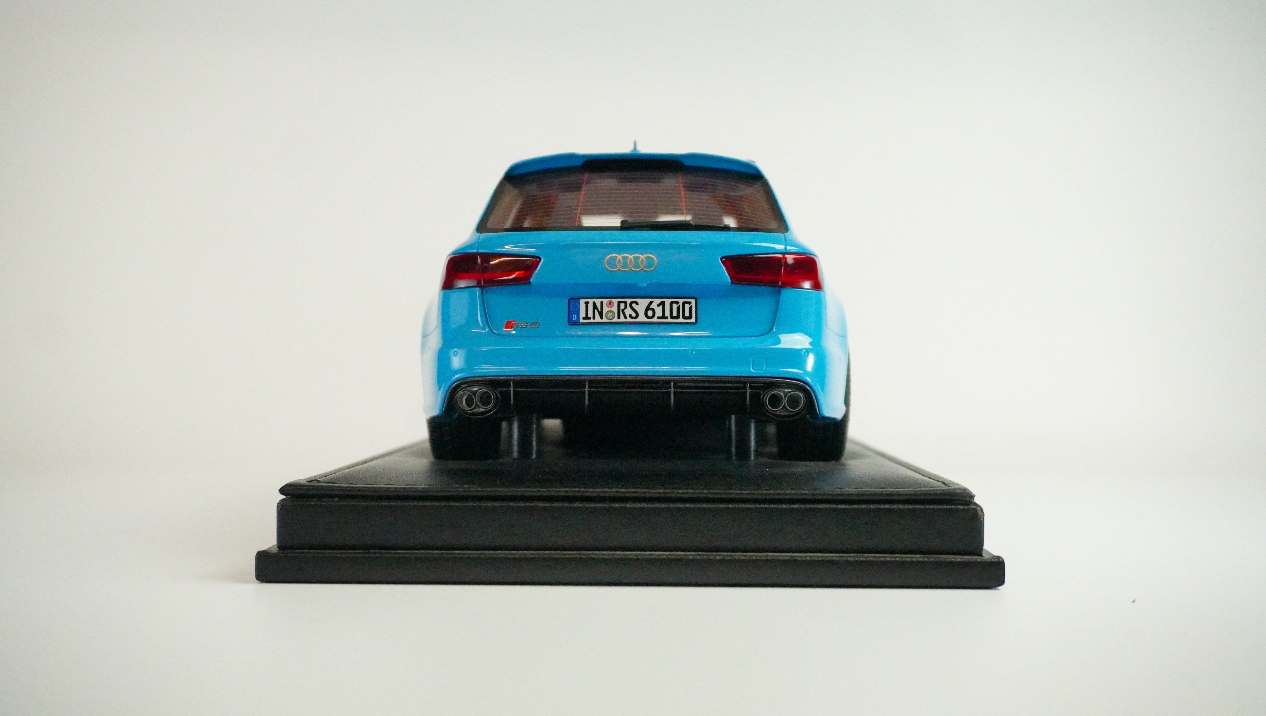 Audi RS6 Avant Limited (with roof box) 2018 1:18