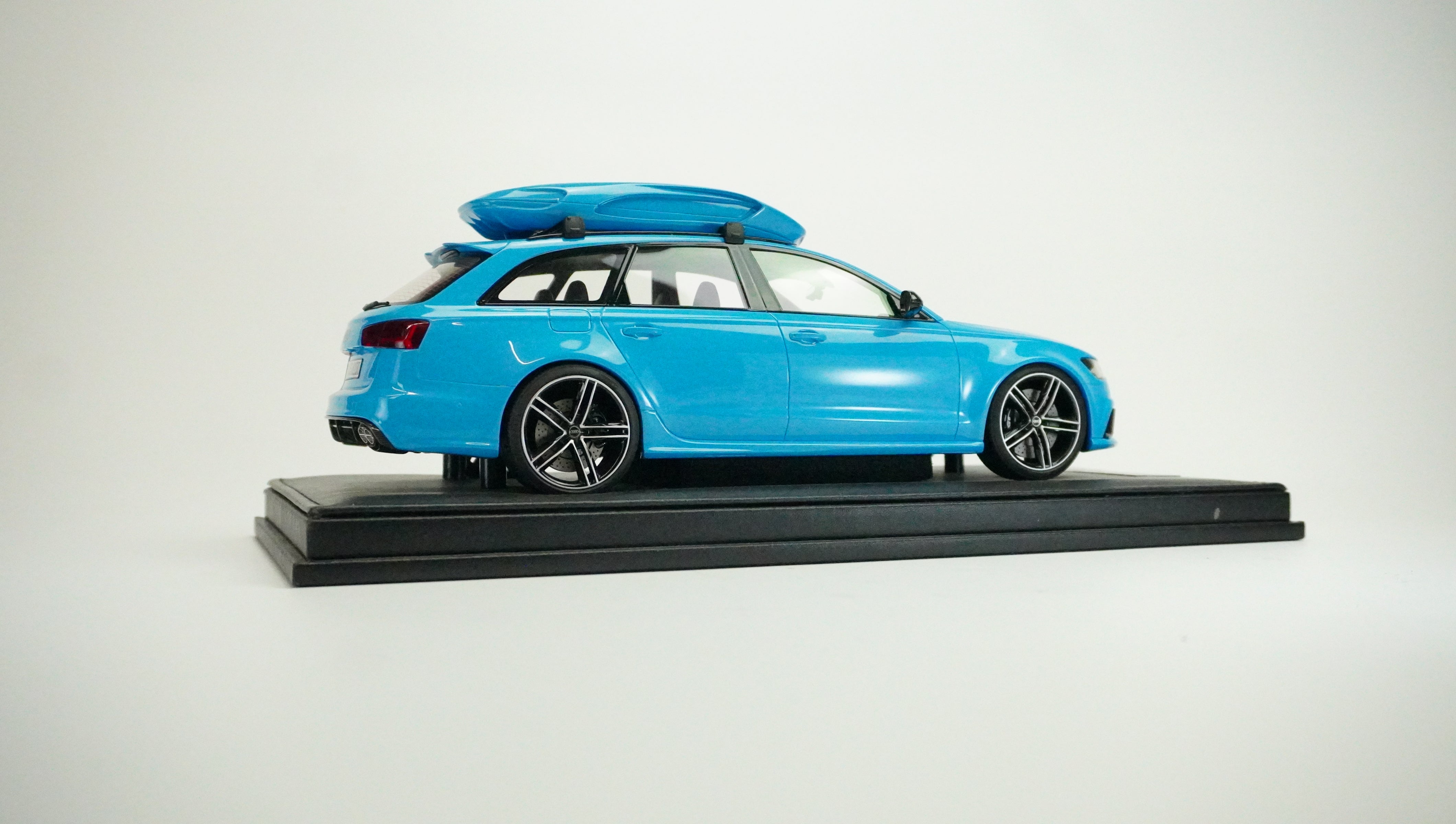 Audi RS6 Avant Limited (with roof box) 2018 1:18