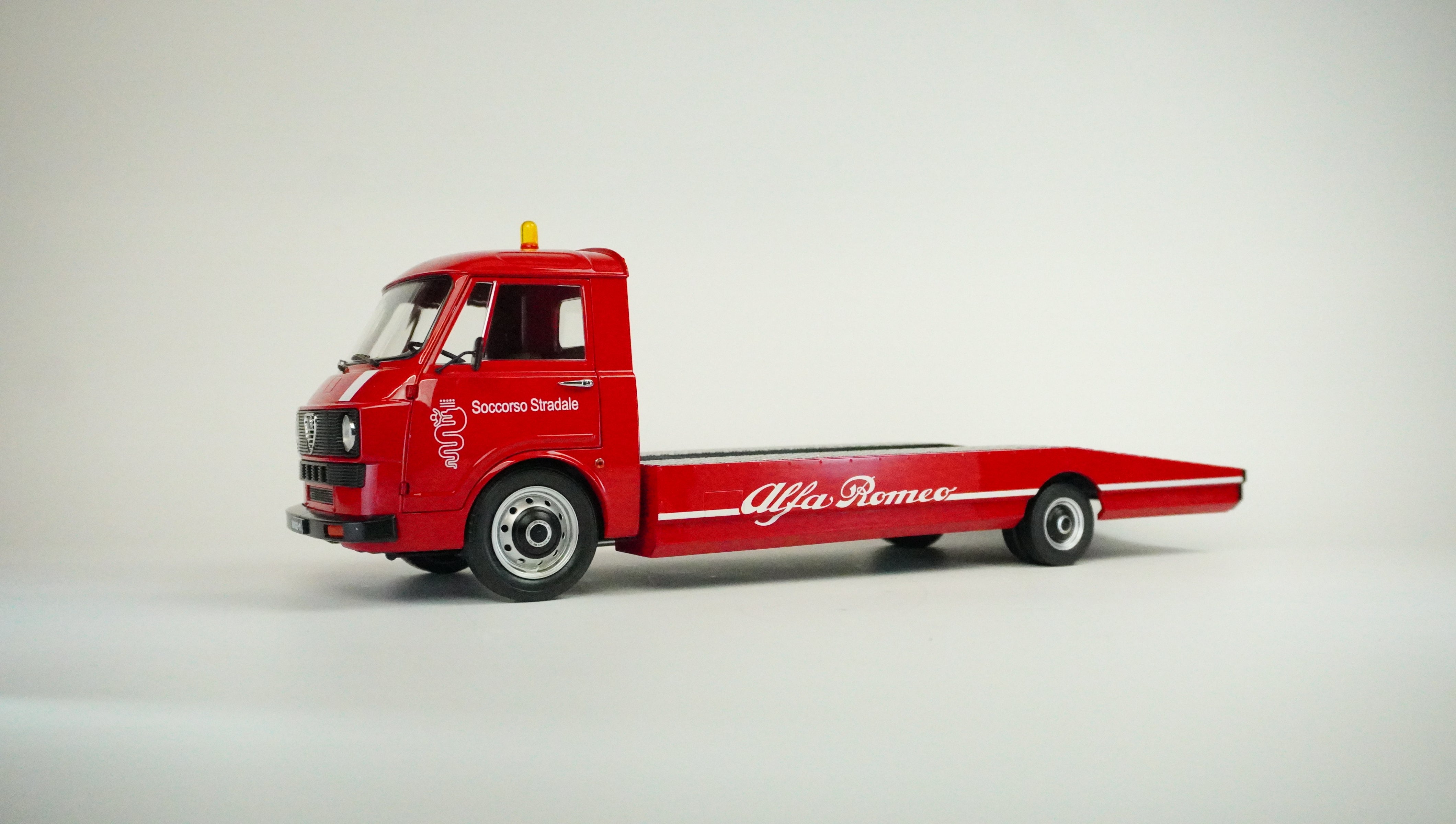 Alfa Romeo A12 (F12) Tow Truck Limited 1:18