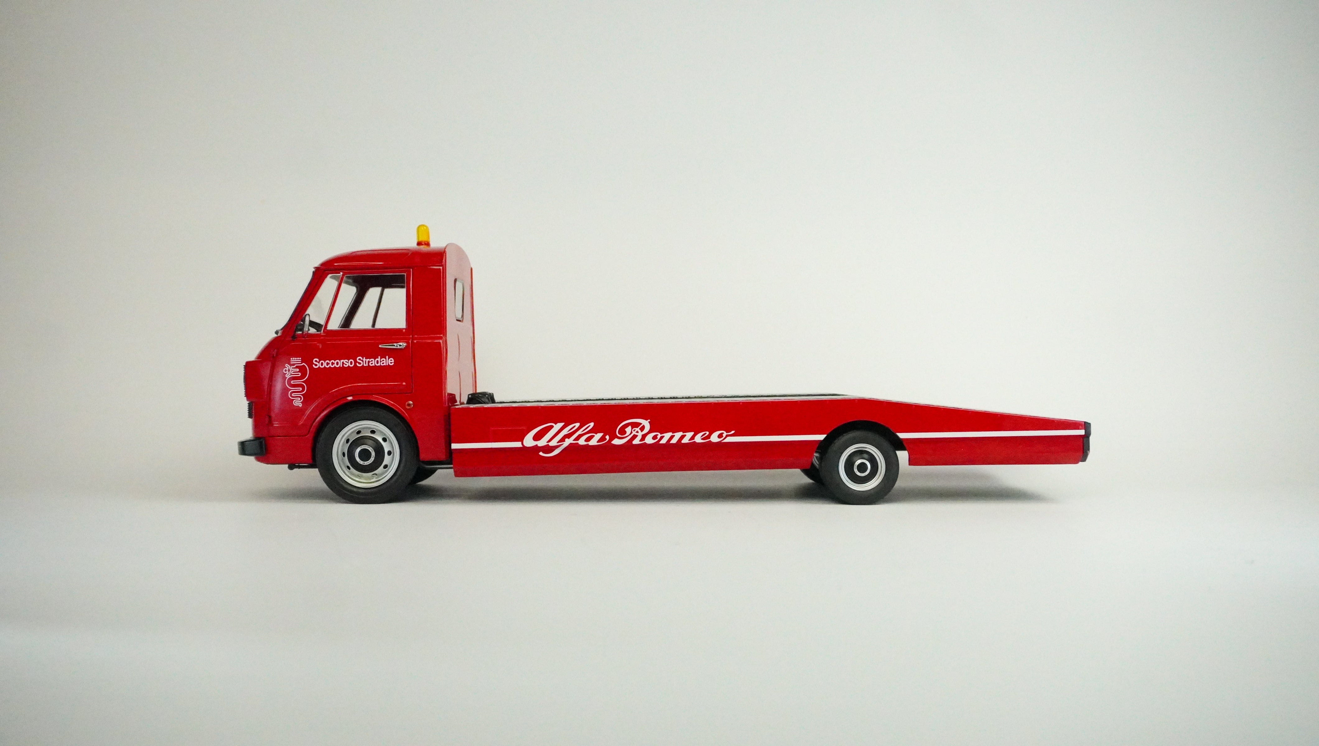 Alfa Romeo A12 (F12) Tow Truck Limited 1:18
