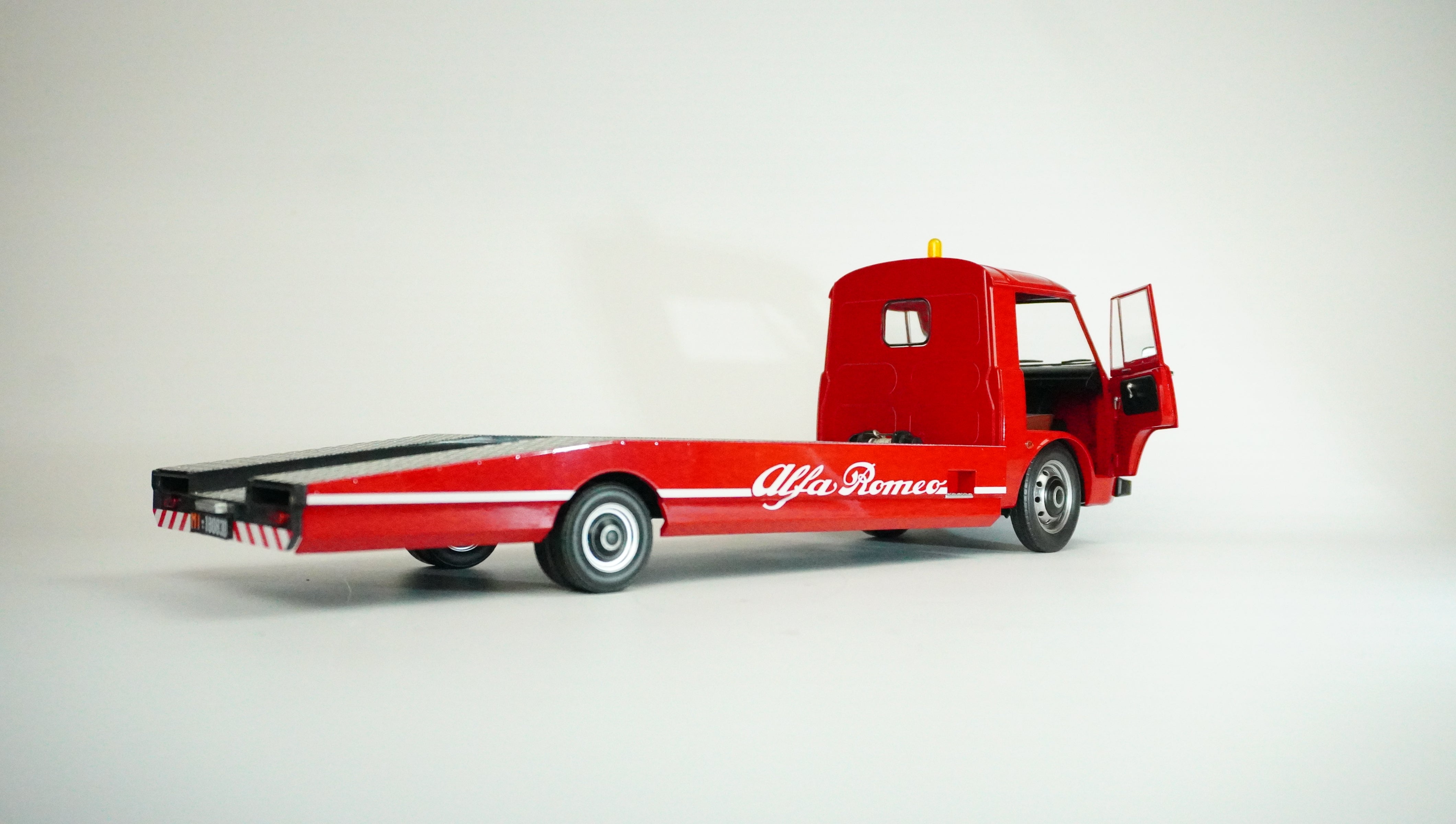 Alfa Romeo A12 (F12) Tow Truck Limited 1:18
