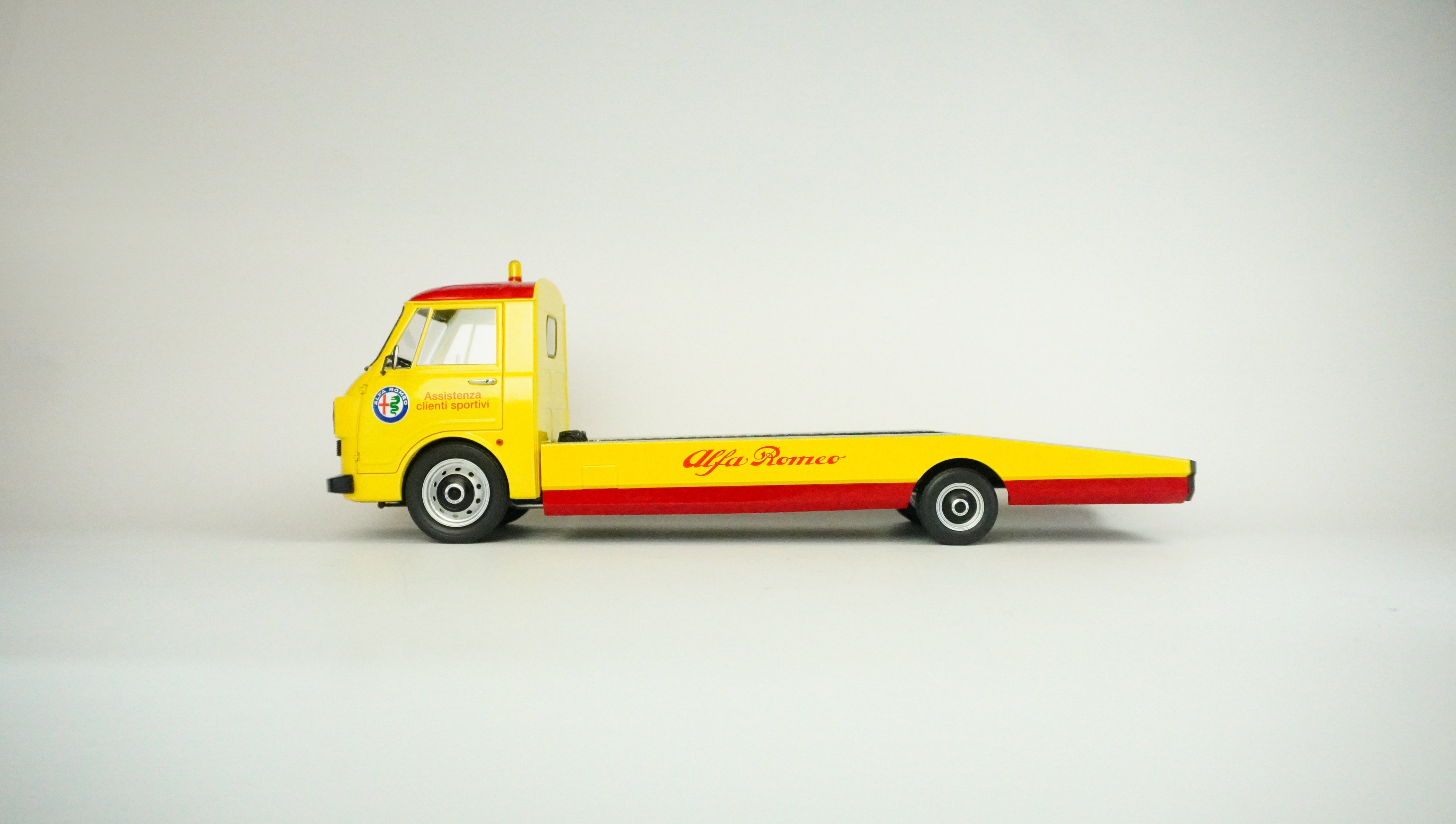 Alfa Romeo A12 (F12) Tow Truck Limited 1:18
