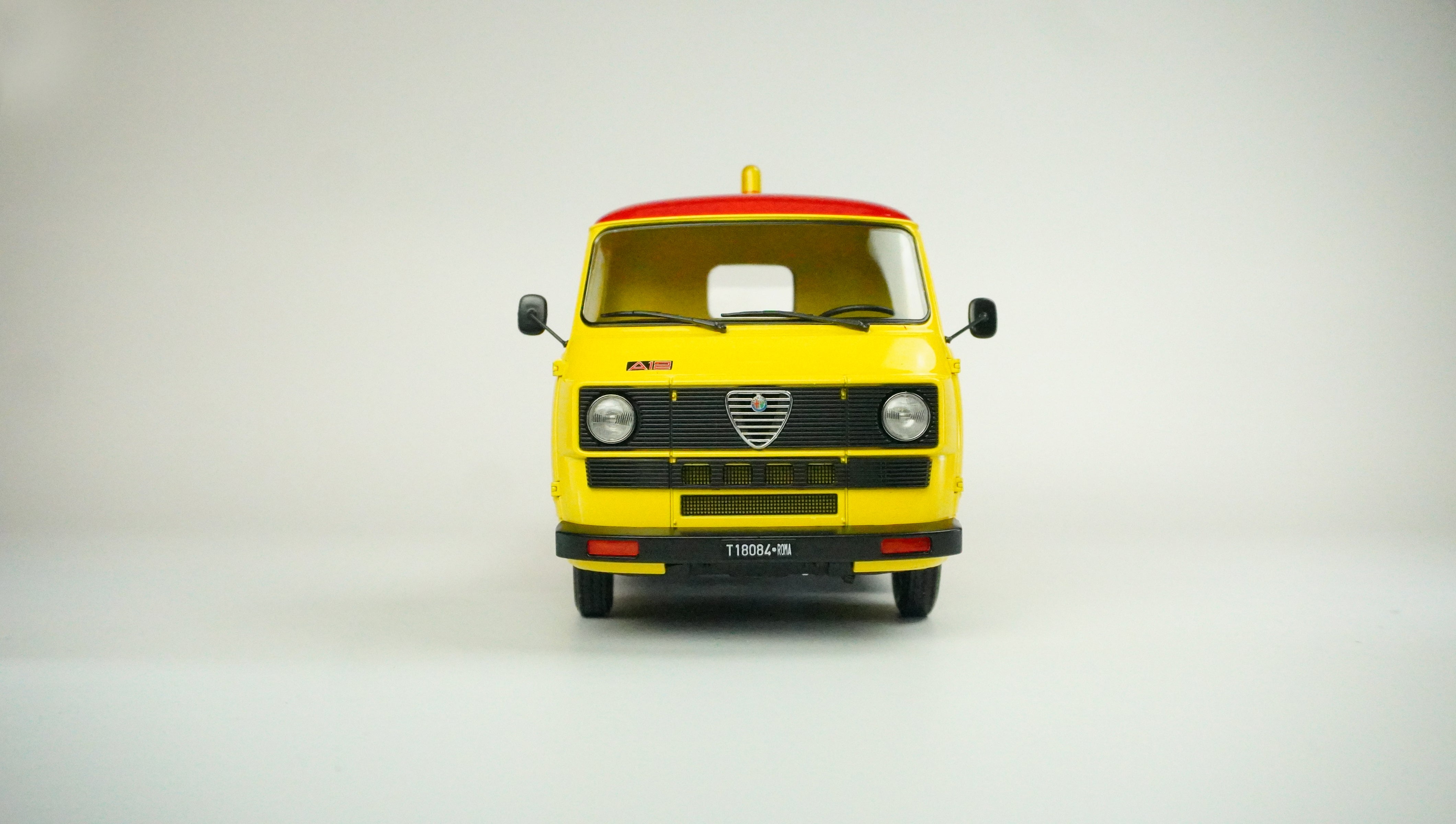 Alfa Romeo A12 (F12) Tow Truck Limited 1:18