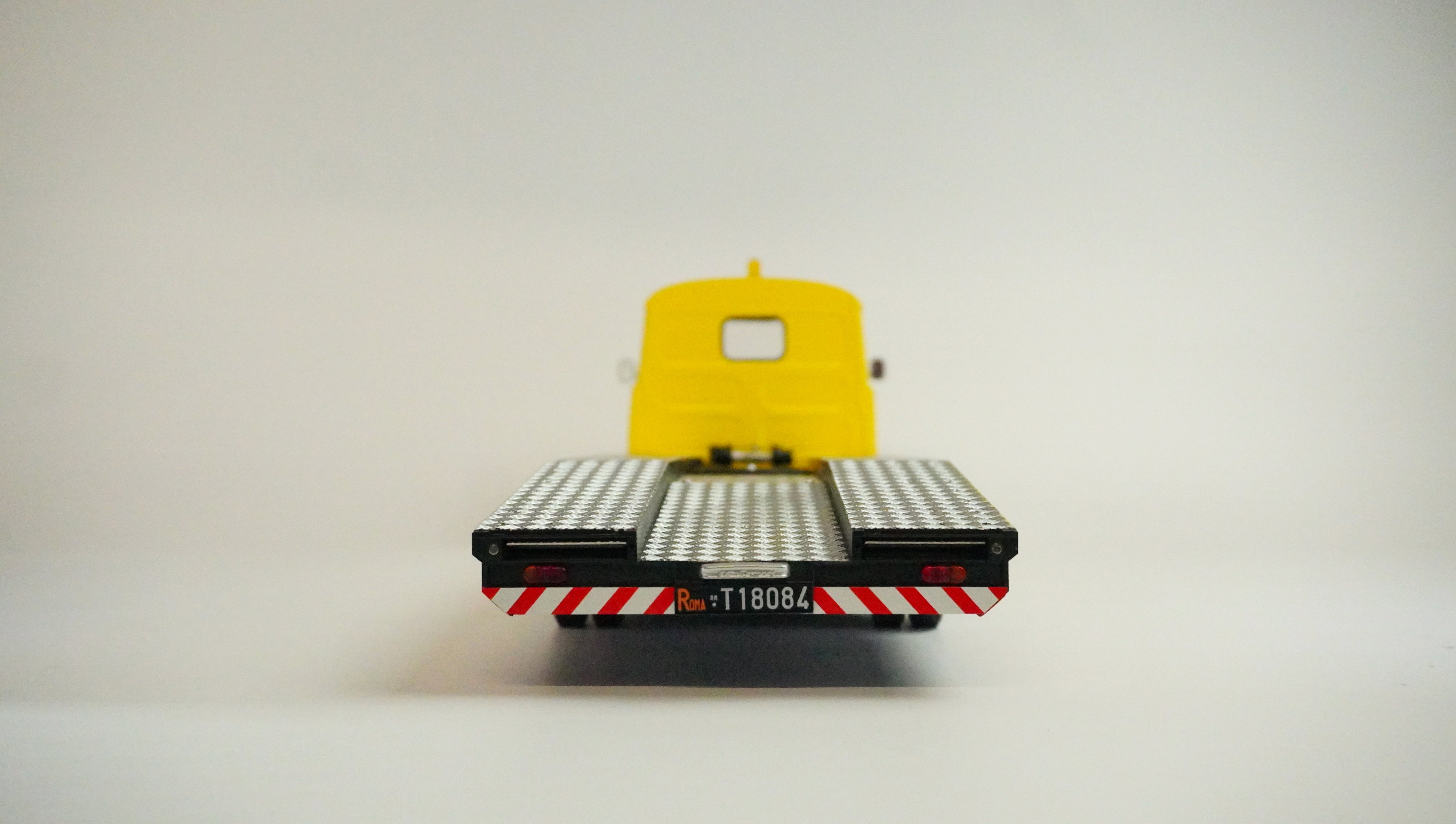 Alfa Romeo A12 (F12) Tow Truck Limited 1:18