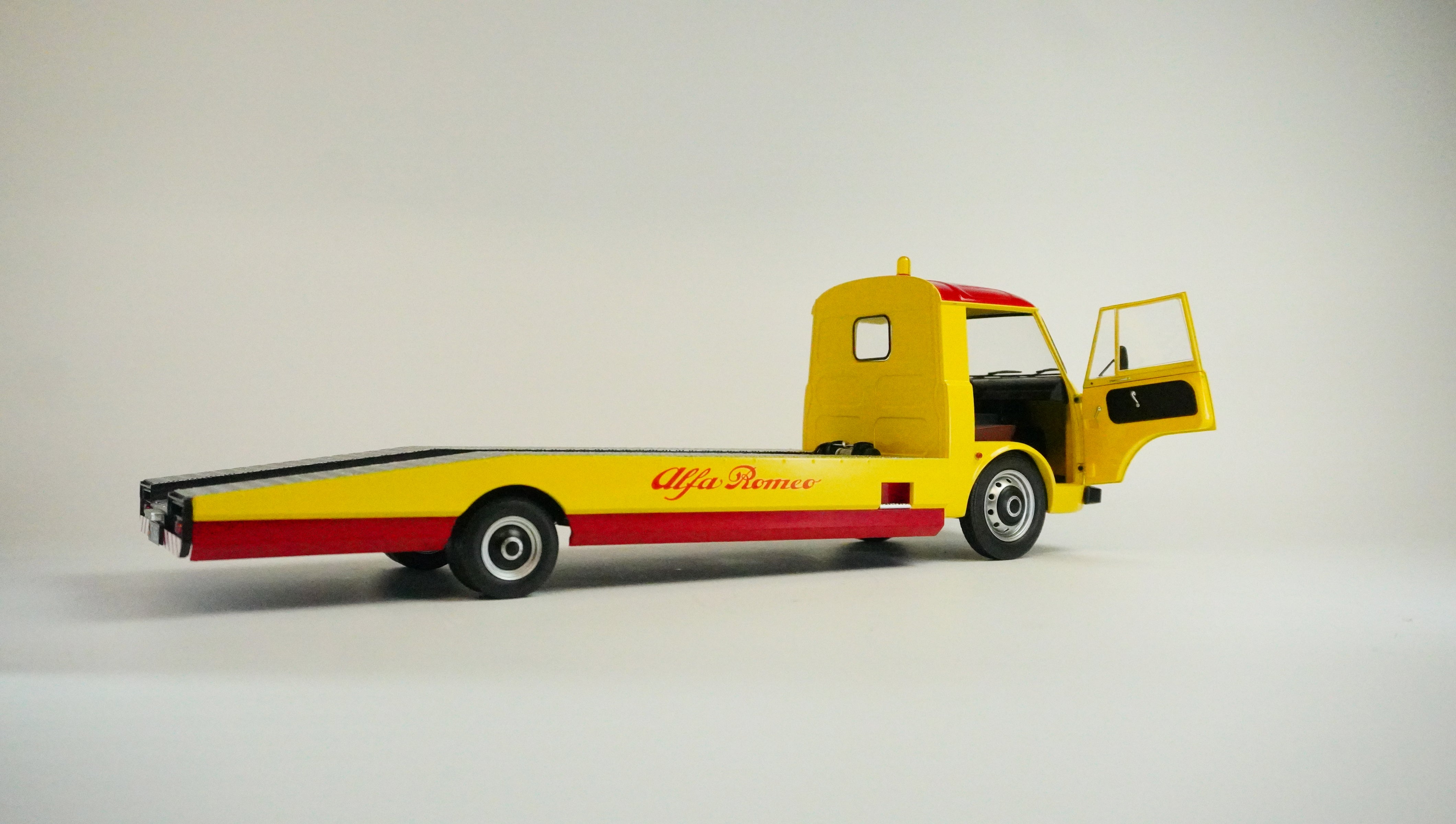 Alfa Romeo A12 (F12) Tow Truck Limited 1:18