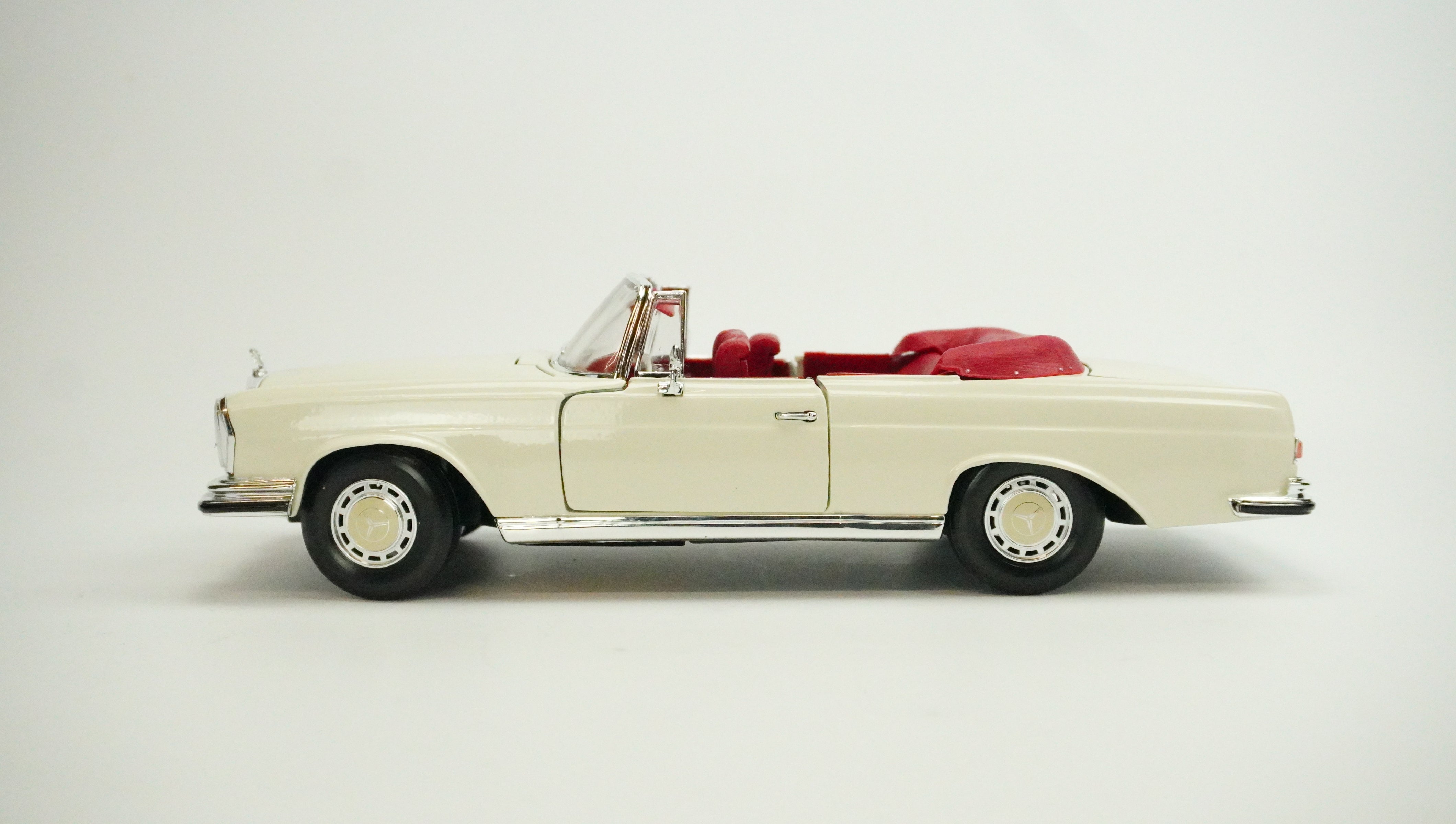 Mercedes Benz 280SE Cabrio 1:18