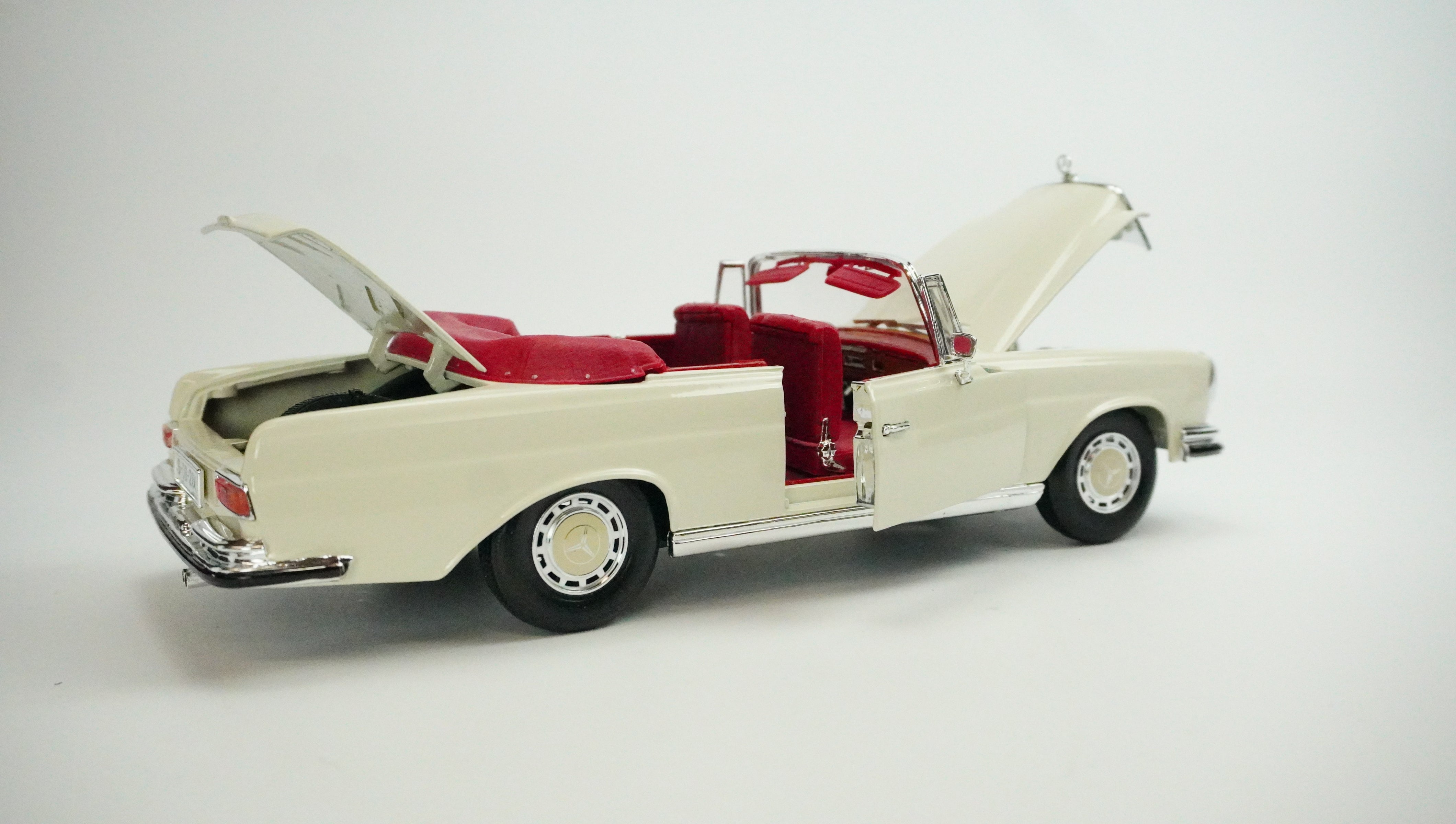 Mercedes Benz 280SE Cabrio 1:18