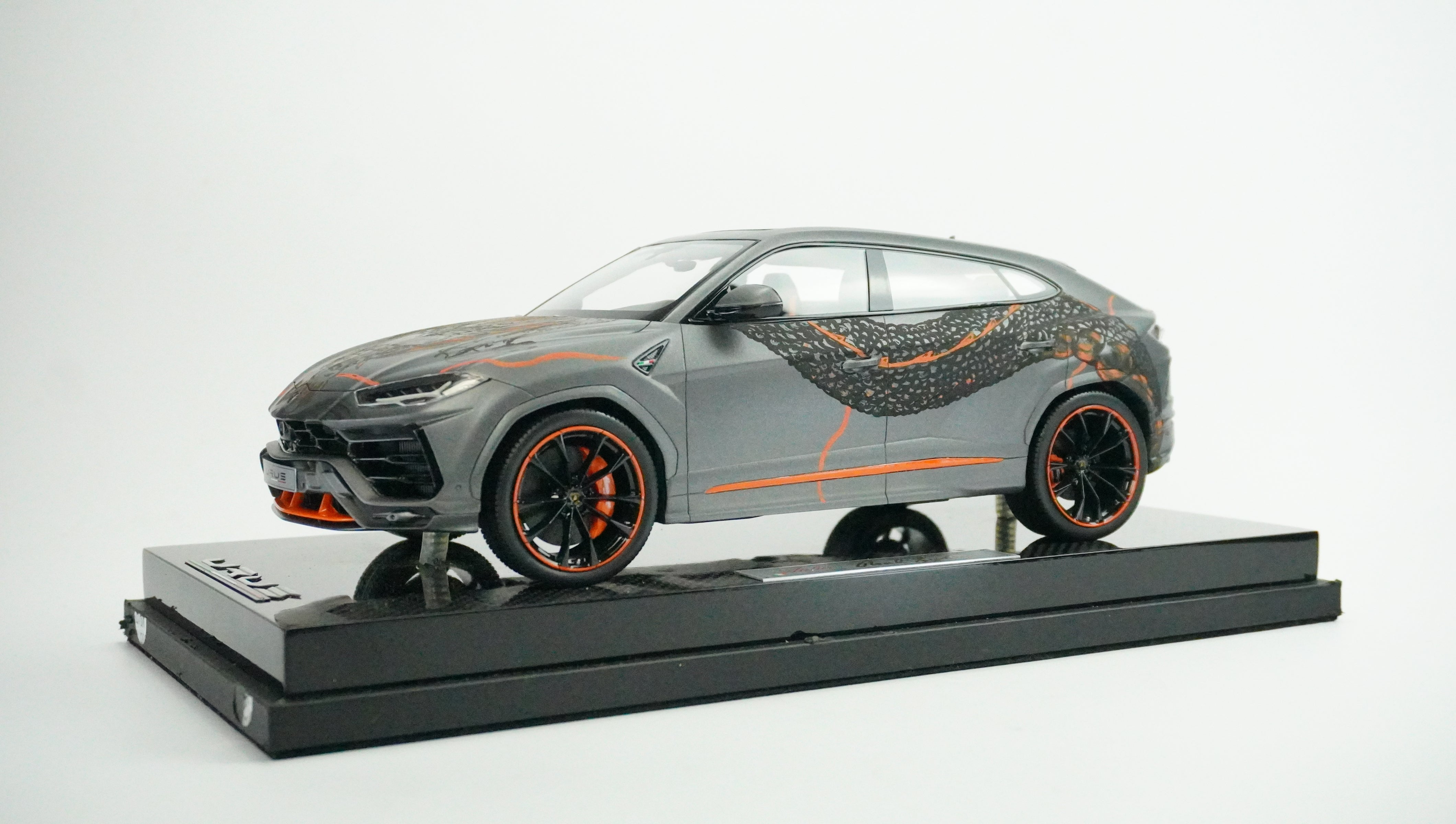 Lamborghini Urus Drache Limited (incl. showcase) 1:18