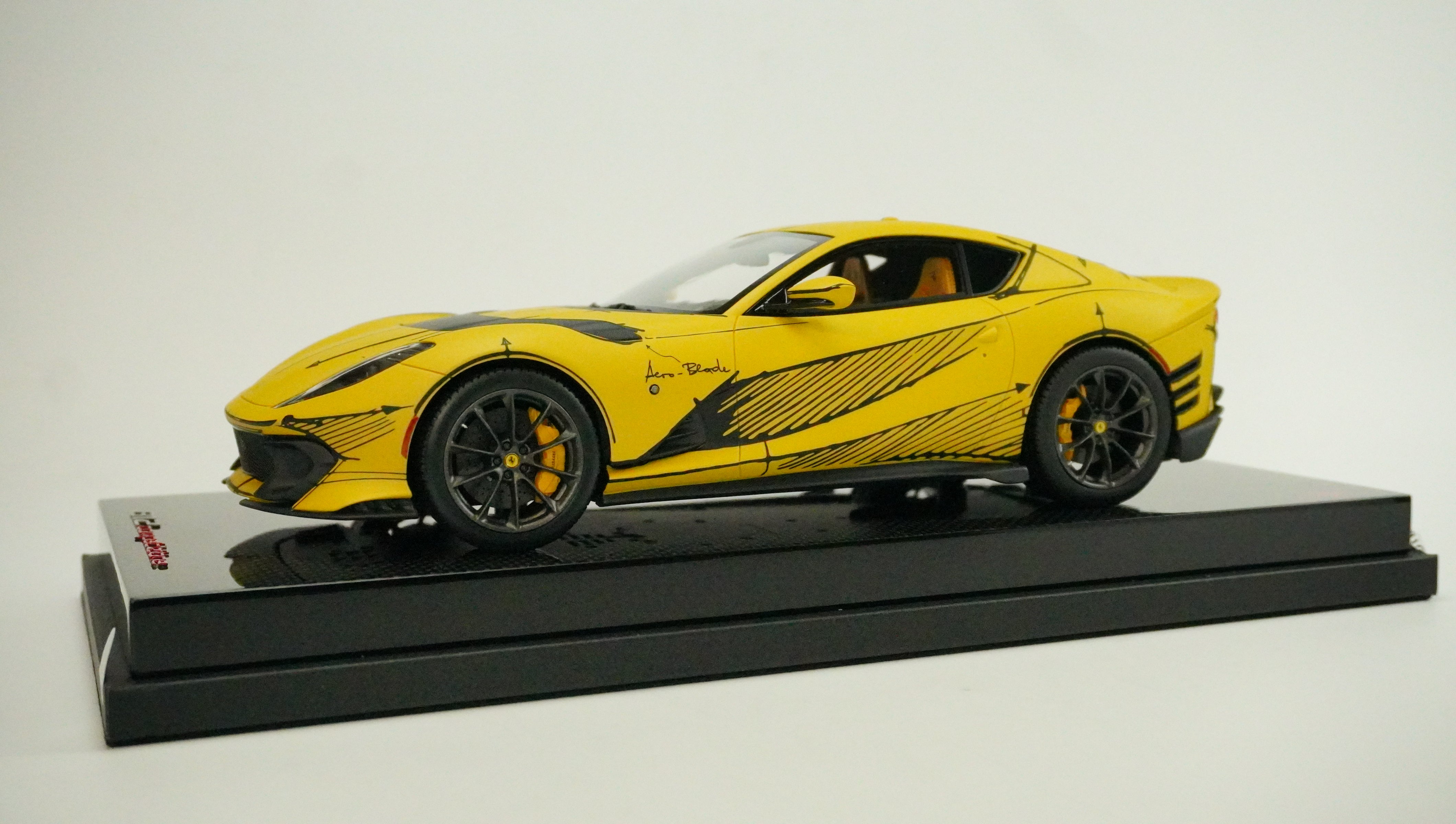 Ferrari 812 Competizione Limited (incl. Showcase) 1:18