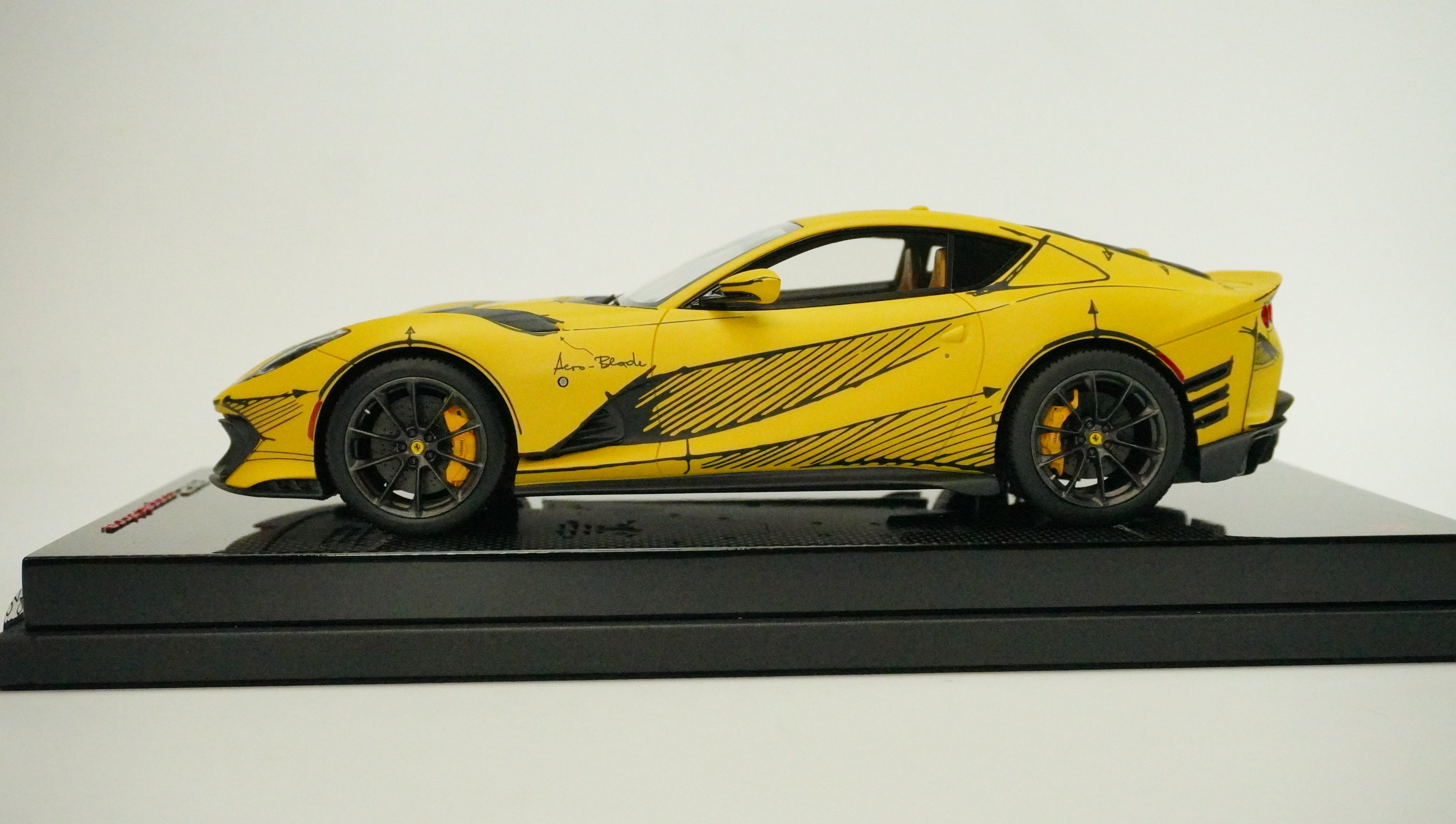 Ferrari 812 Competizione Limited (incl. Showcase) 1:18