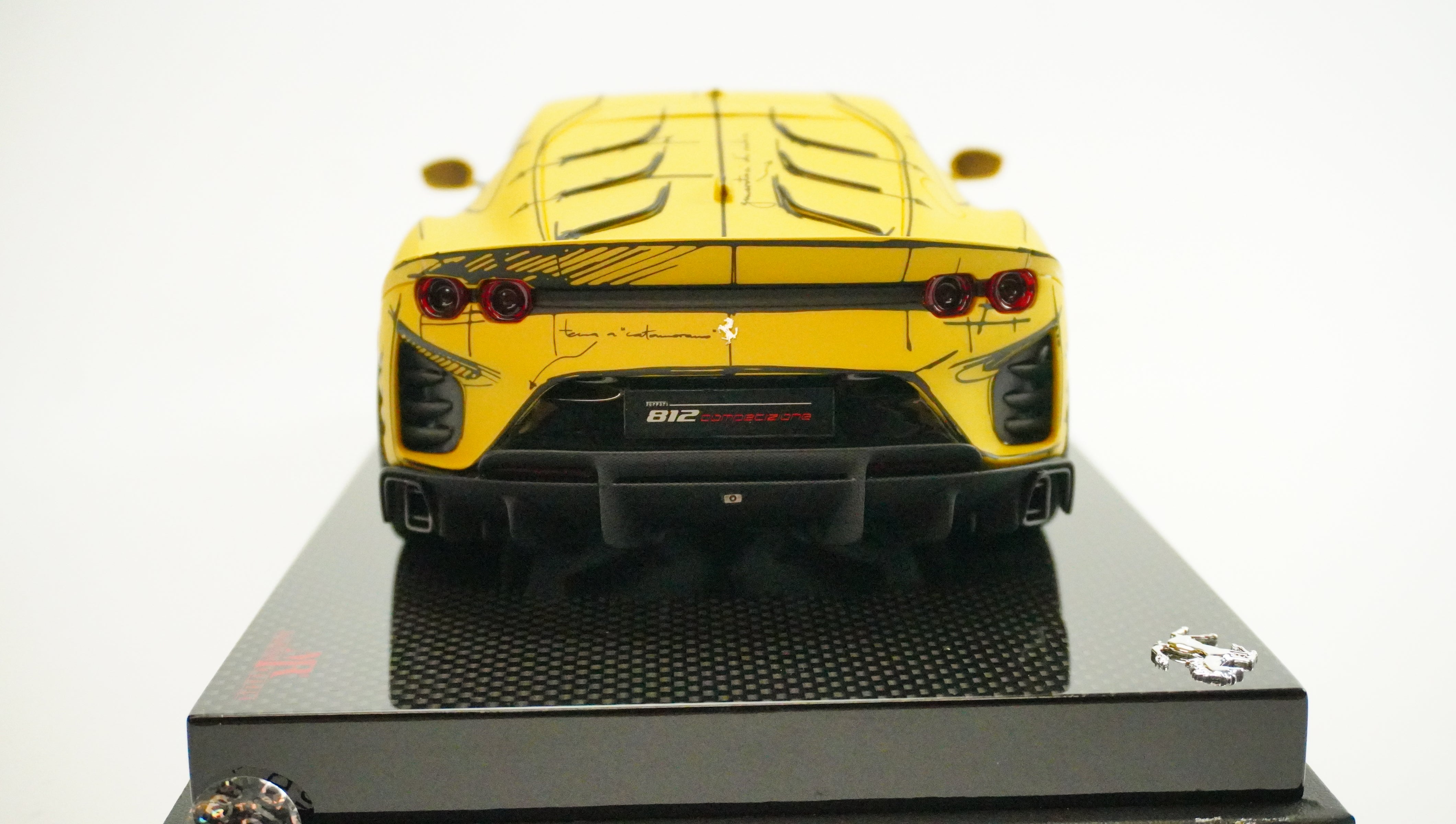 Ferrari 812 Competizione Limited (incl. Showcase) 1:18