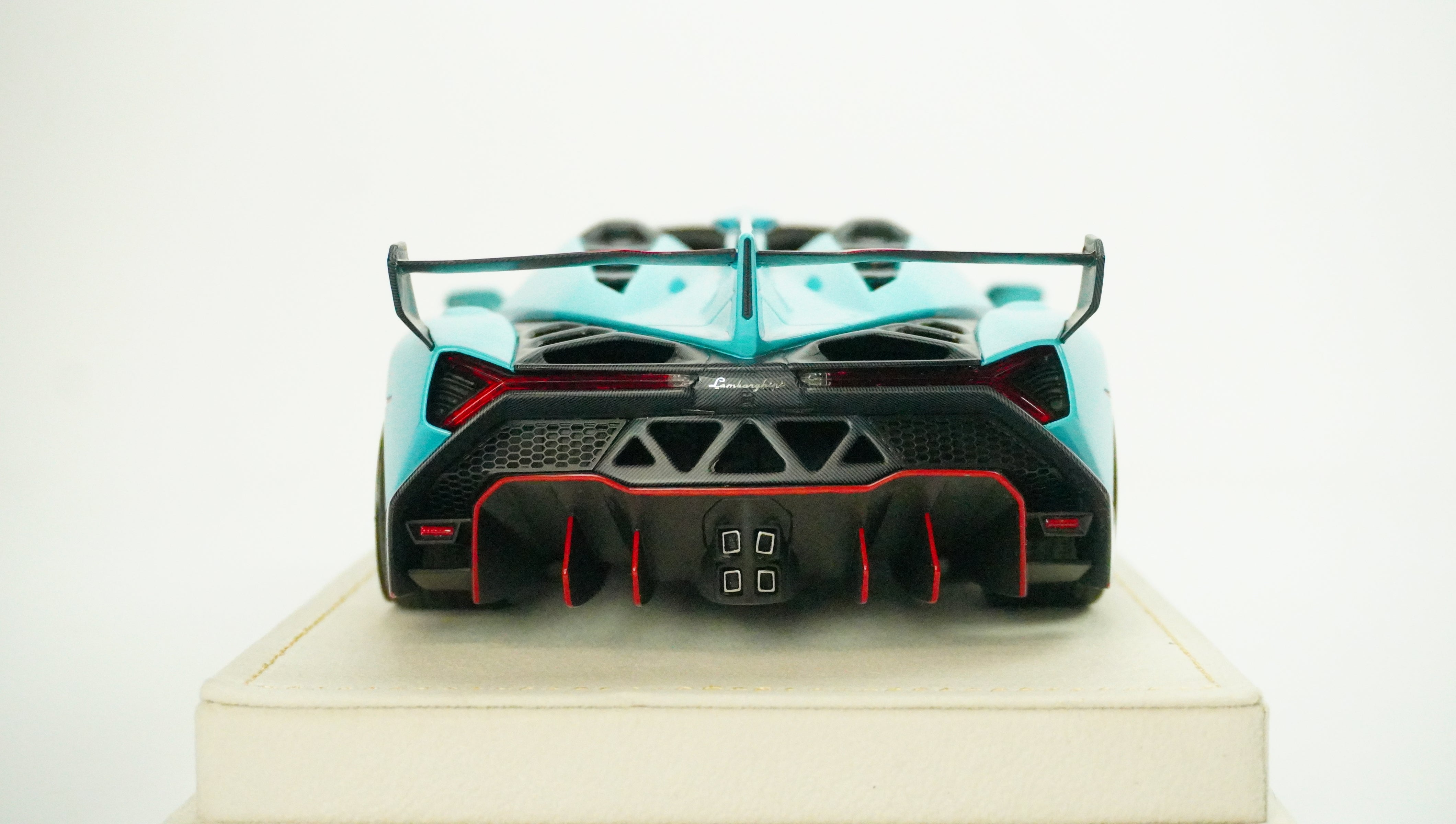 Lamborghini Veneno Roadster Limited (incl. Showcase) 1:18