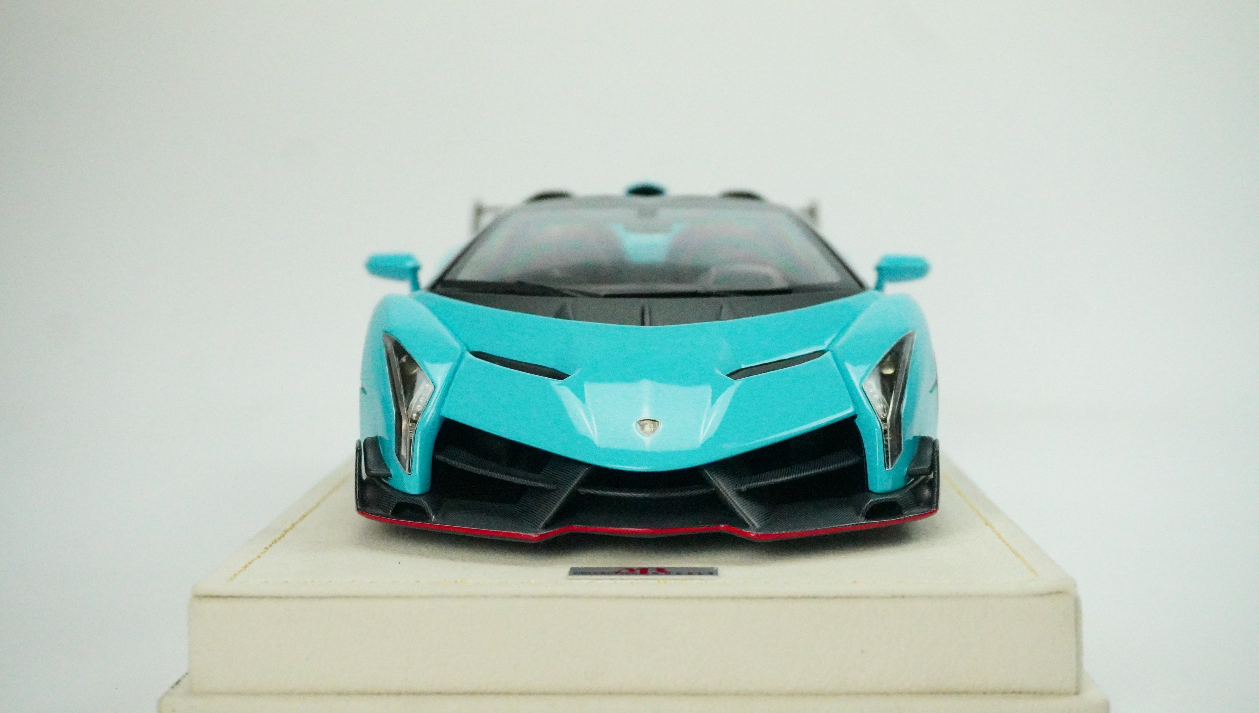 Lamborghini Veneno Roadster Limited (incl. Showcase) 1:18