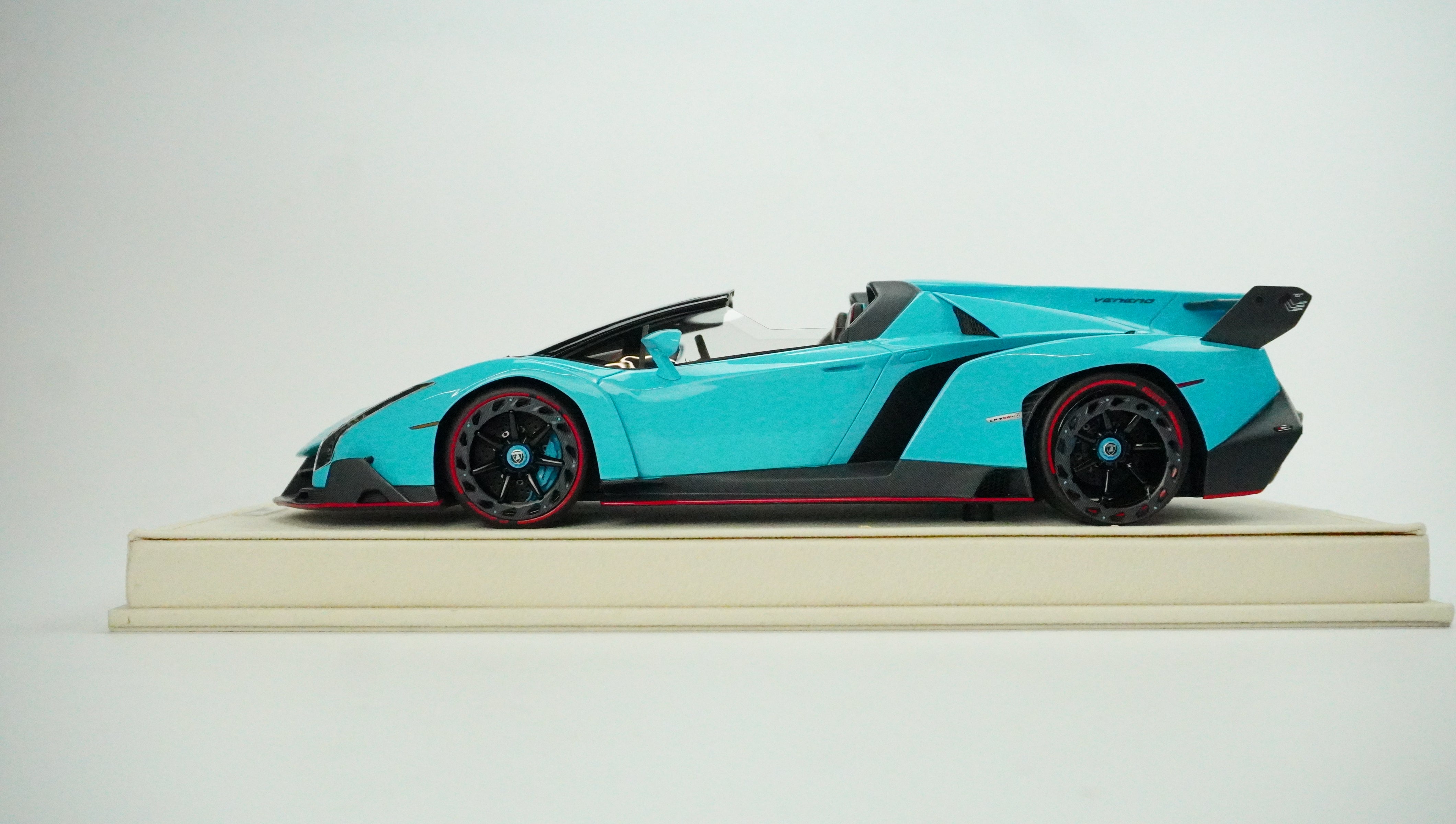 Lamborghini Veneno Roadster Limited (incl. Showcase) 1:18