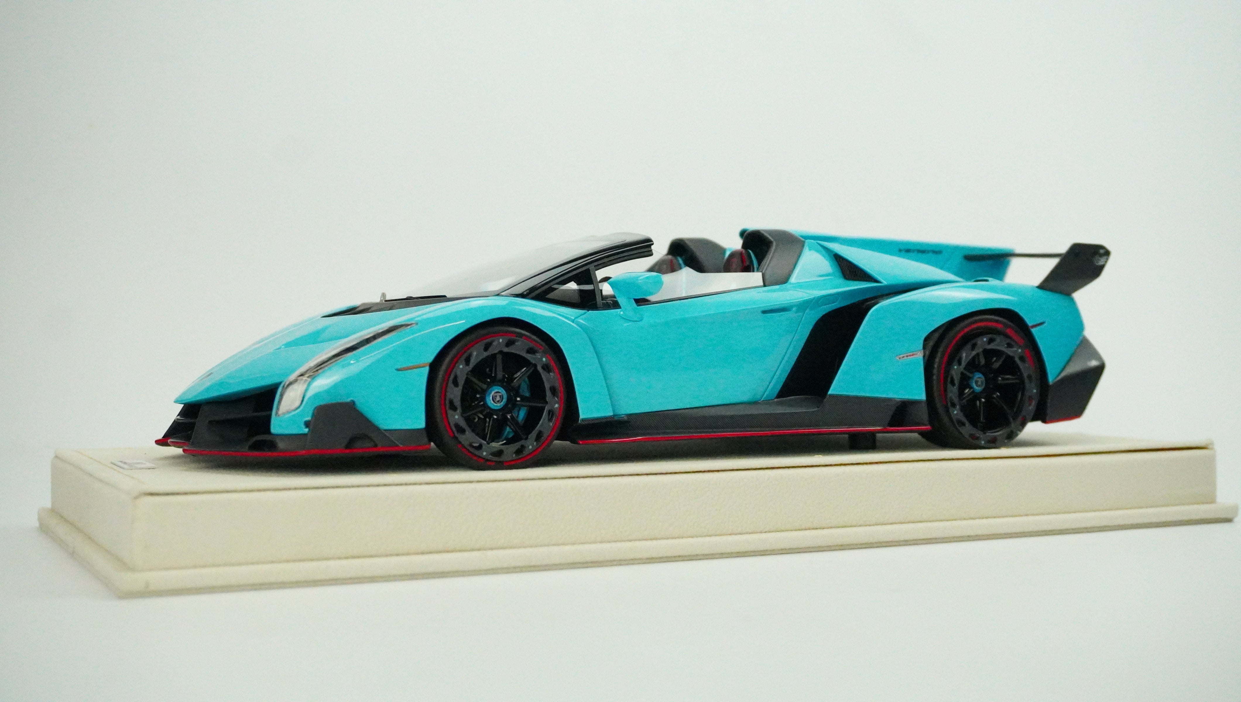 Lamborghini Veneno Roadster Limited (incl. Showcase) 1:18
