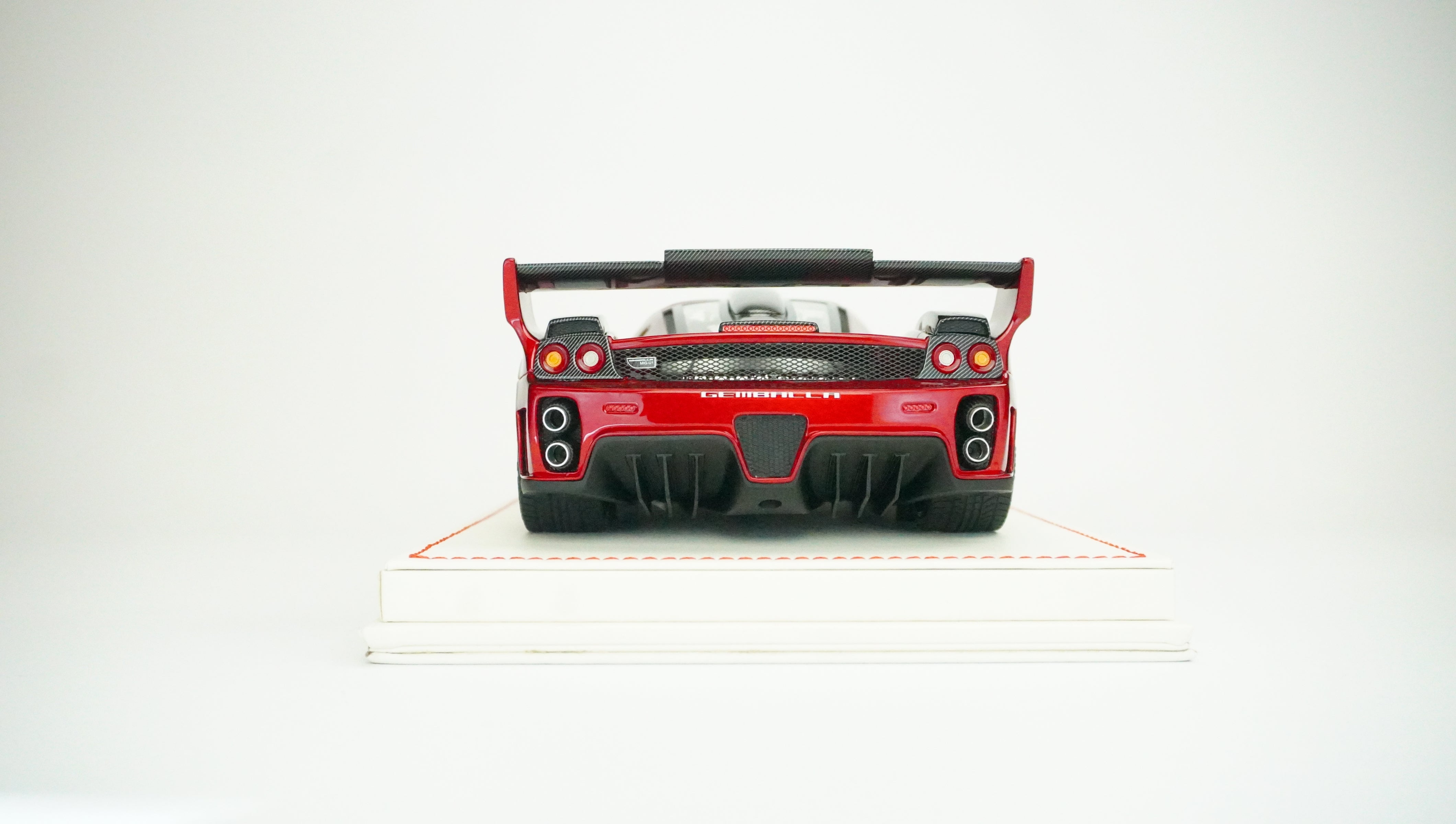Gemballa MIG-U1 Limited (incl. Showcase) 1:18