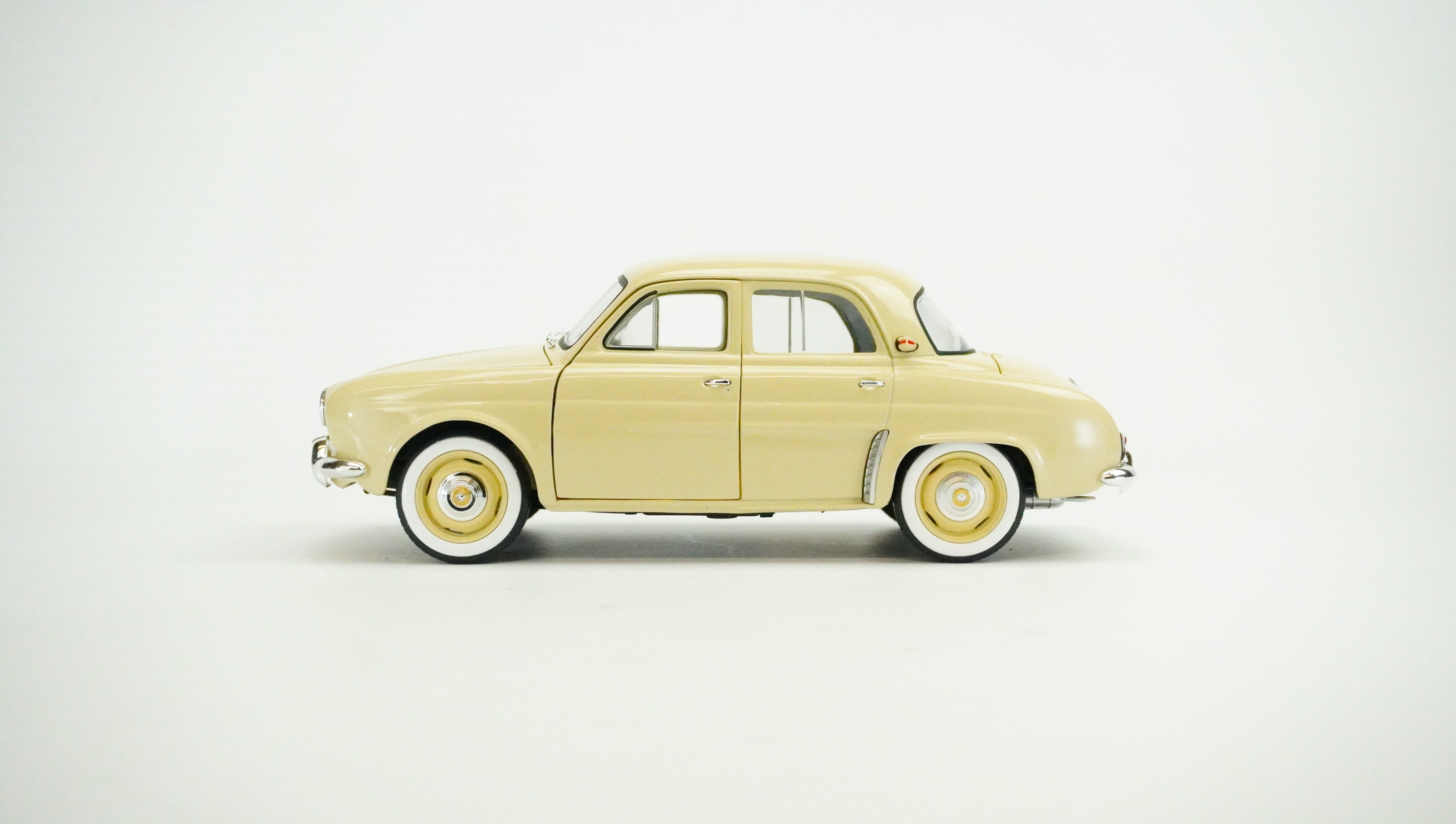 Renault Dauphine 1958 1:18