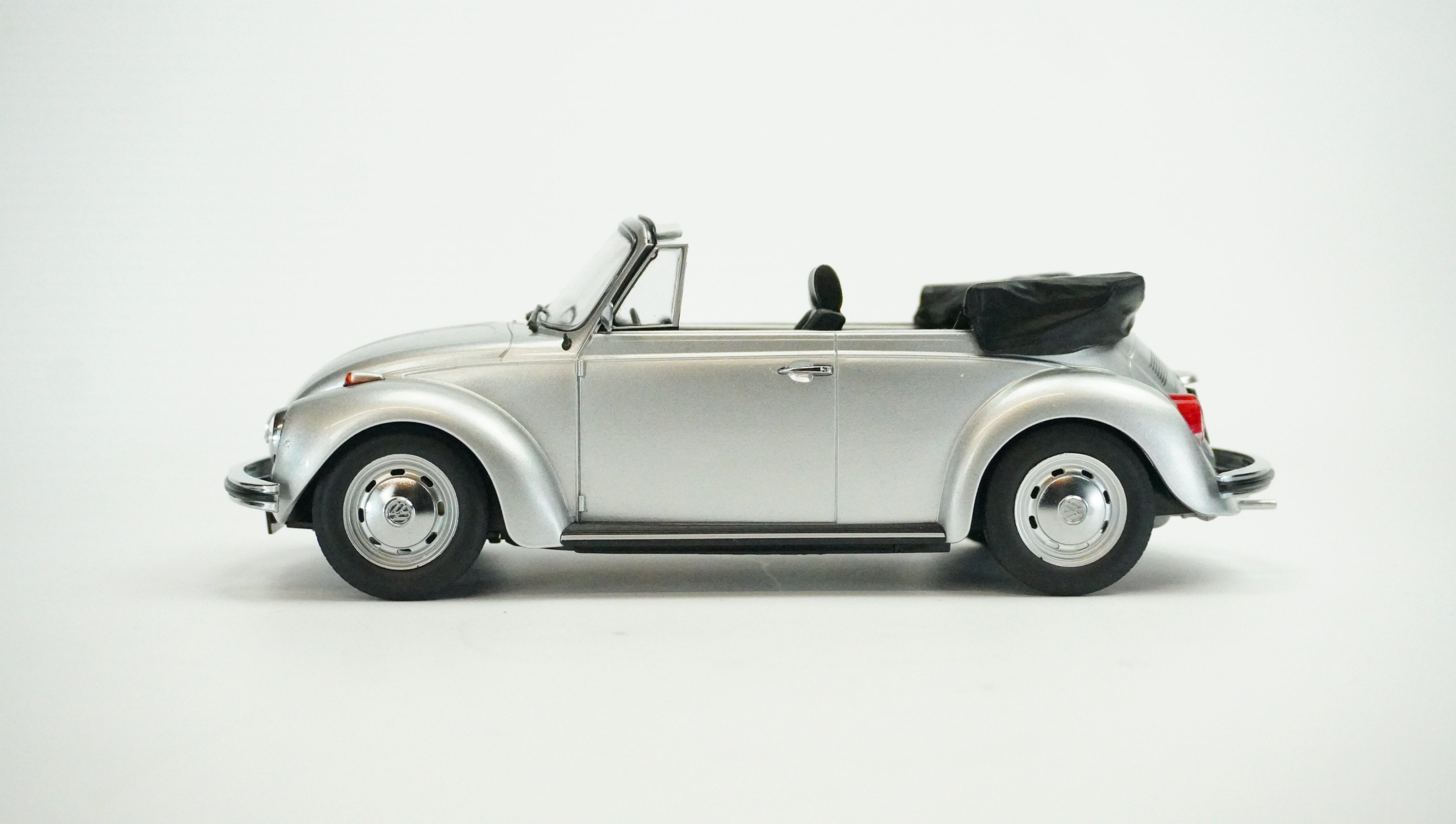 VW Käfer 1303 Cabrio 1973 1:18