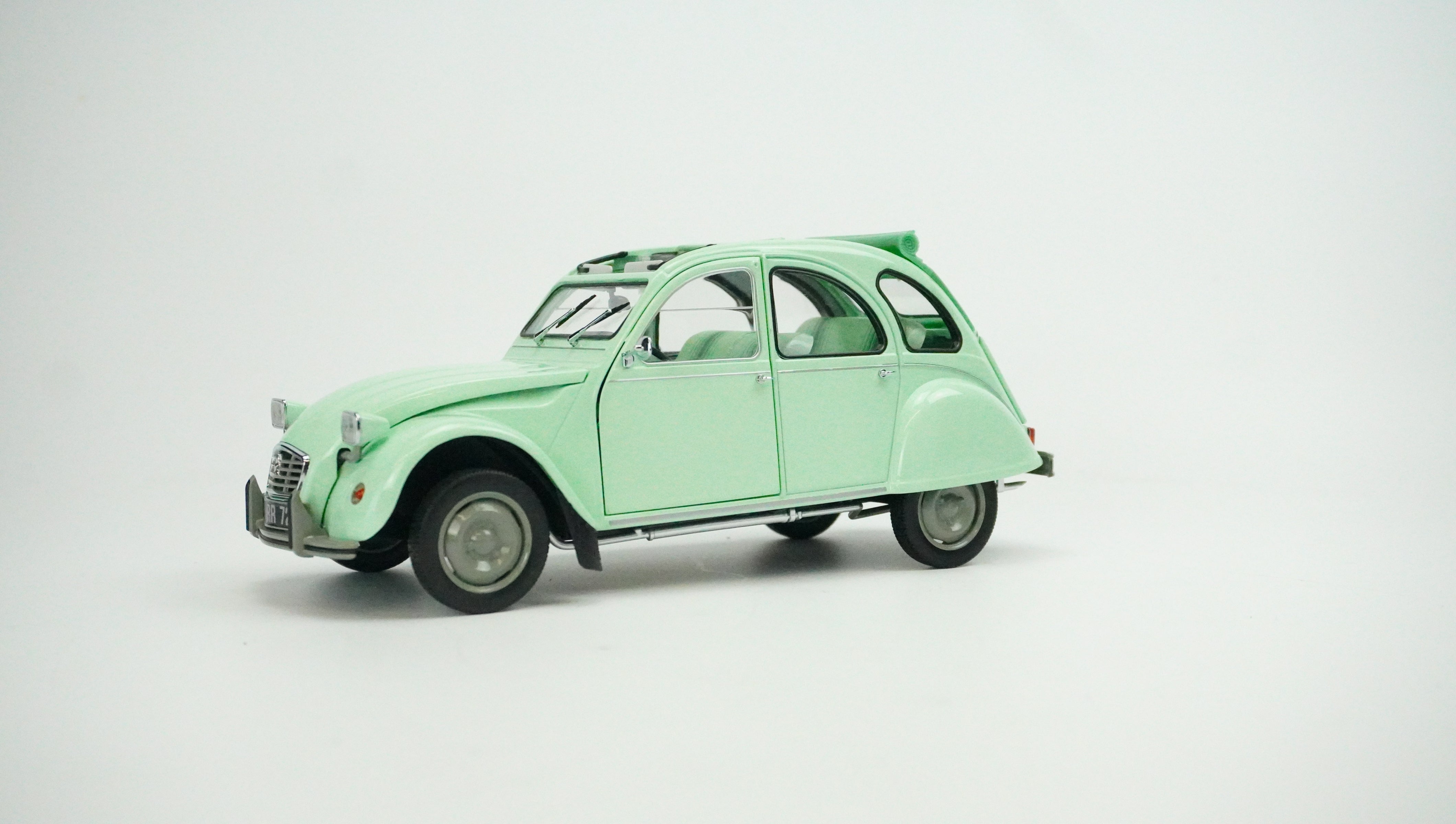 Citroën 2CV 6 Club 1982 1:18