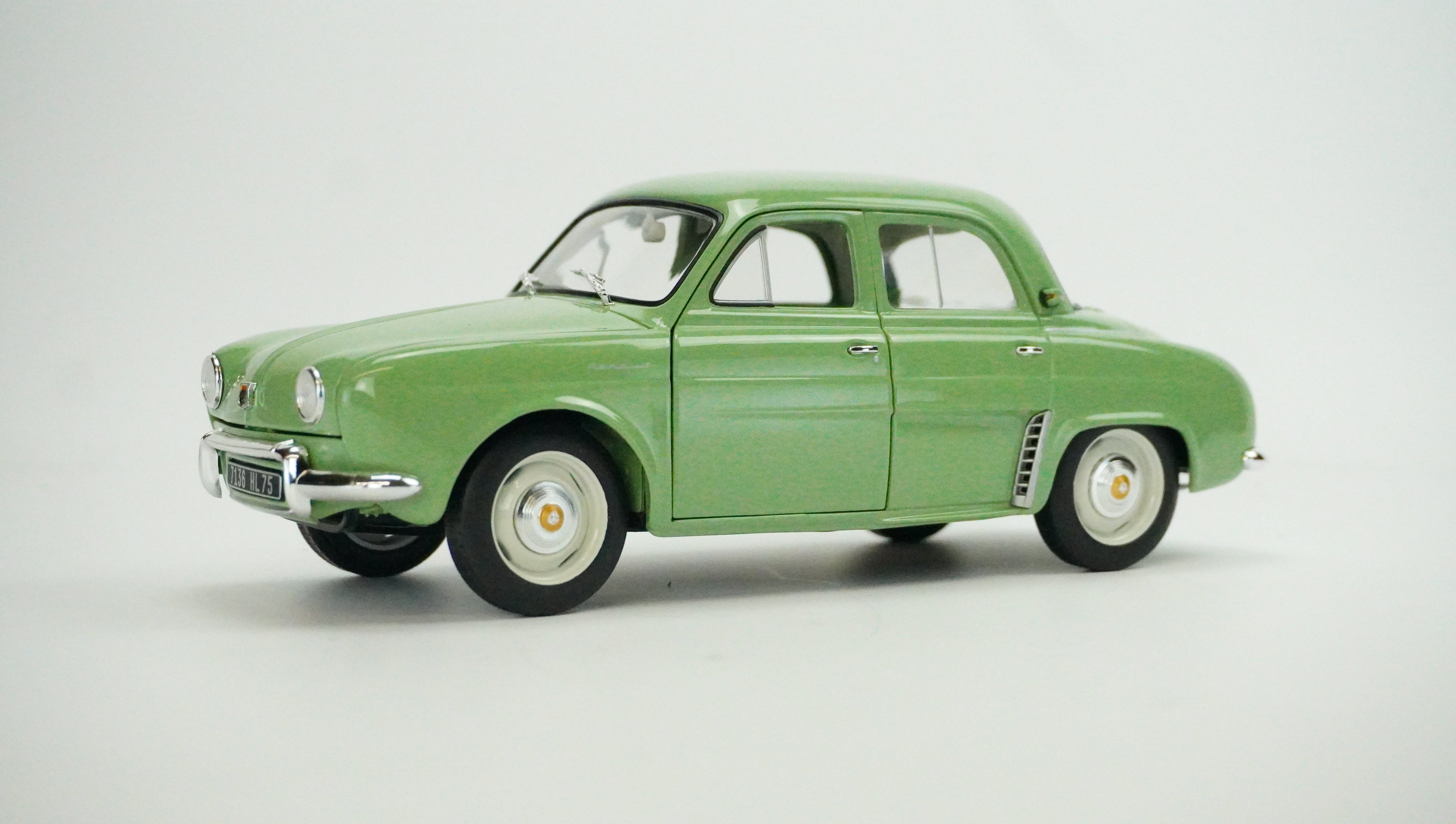Renault Dauphine 1958 1:18