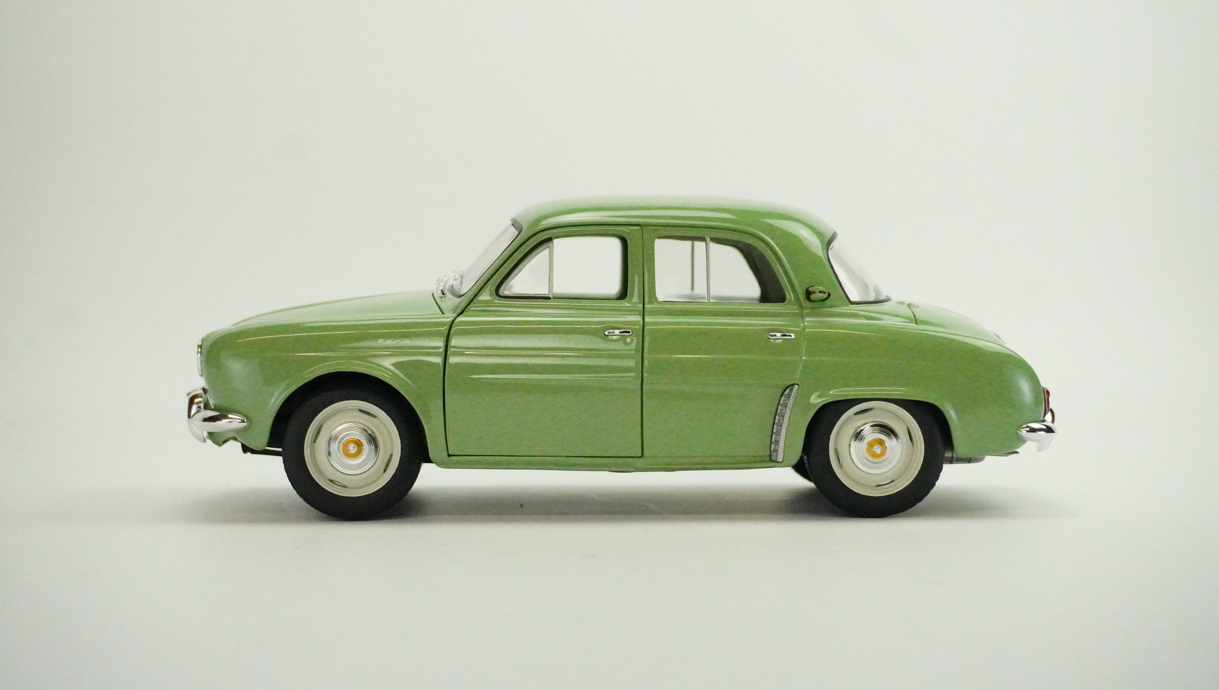 Renault Dauphine 1958 1:18