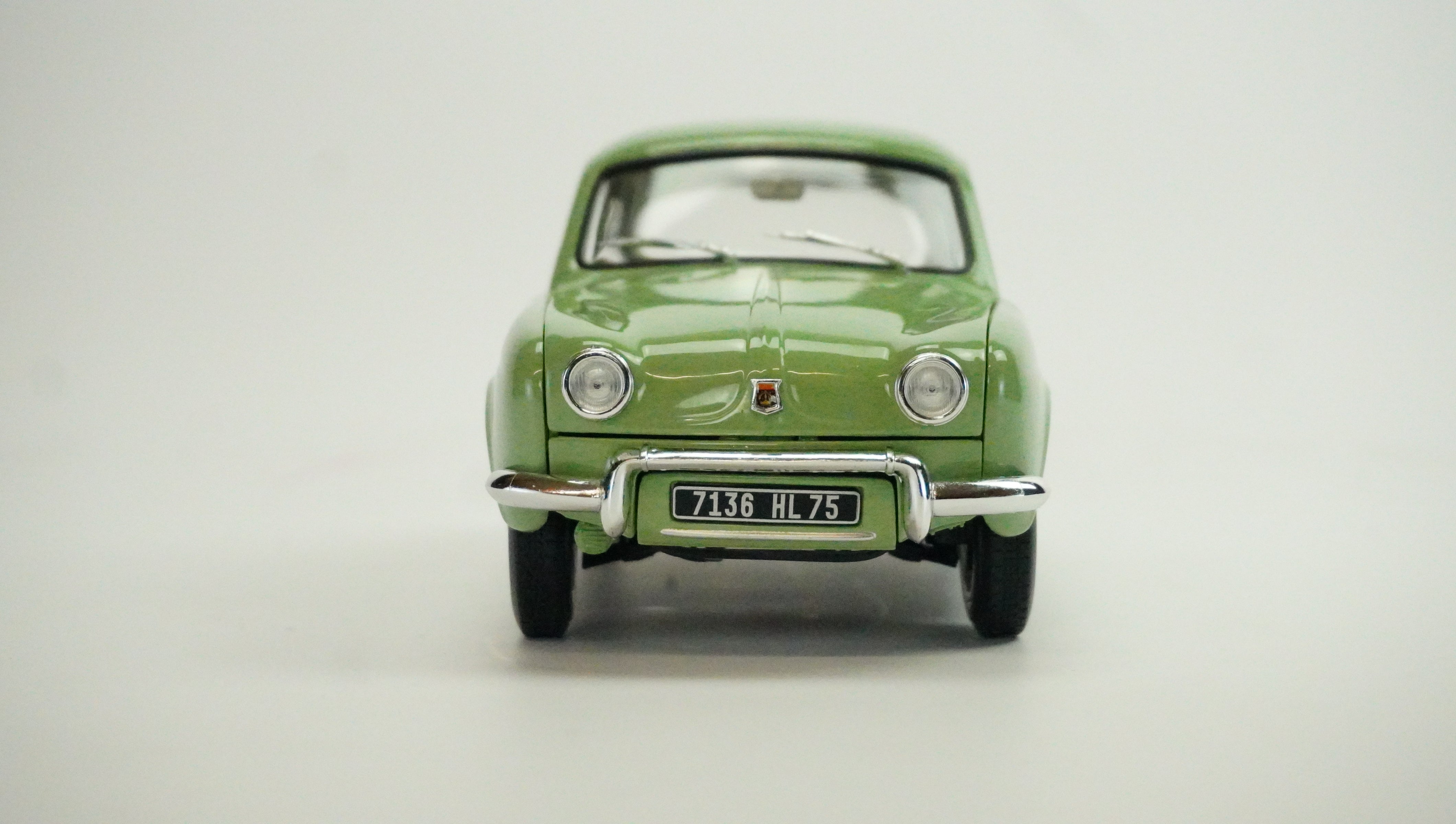 Renault Dauphine 1958 1:18
