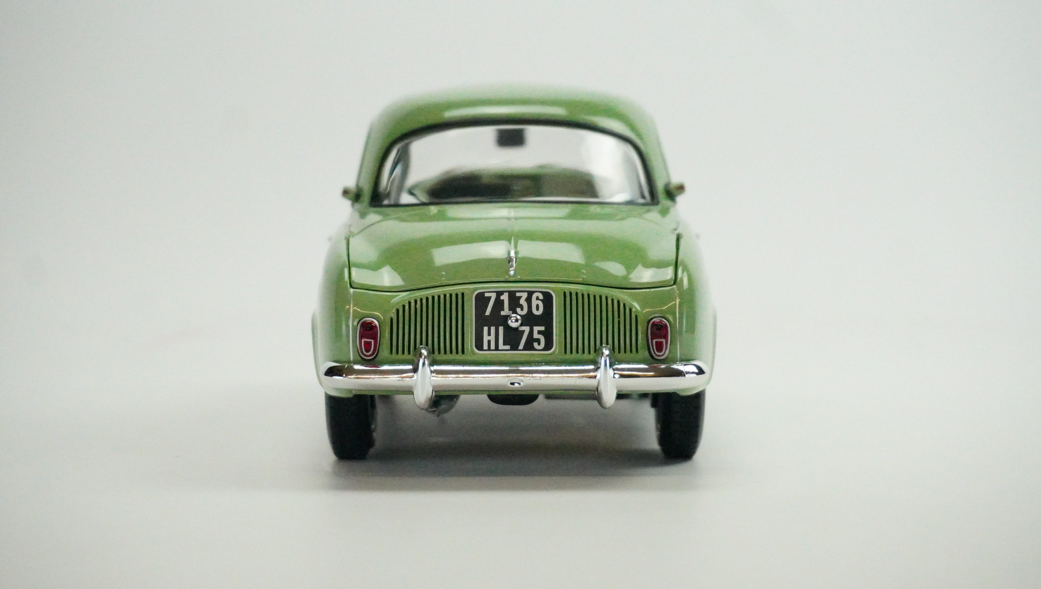 Renault Dauphine 1958 1:18
