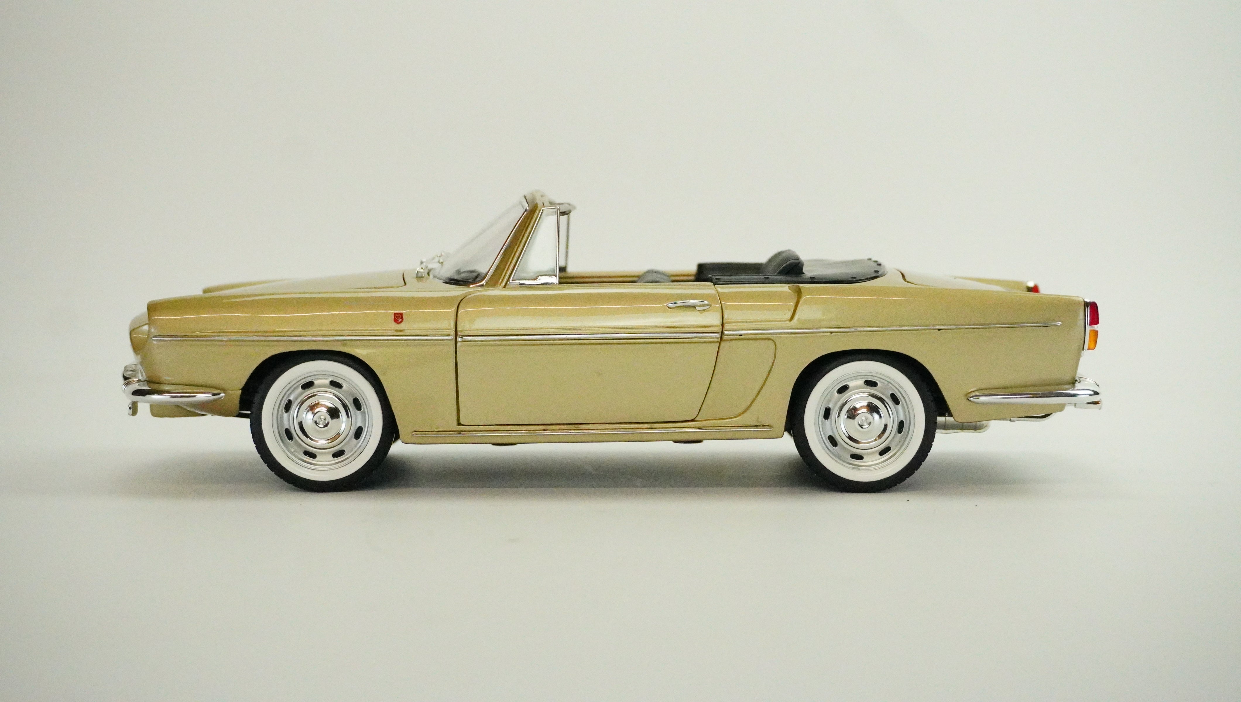 Renault Caravelle Cabrio 1:18