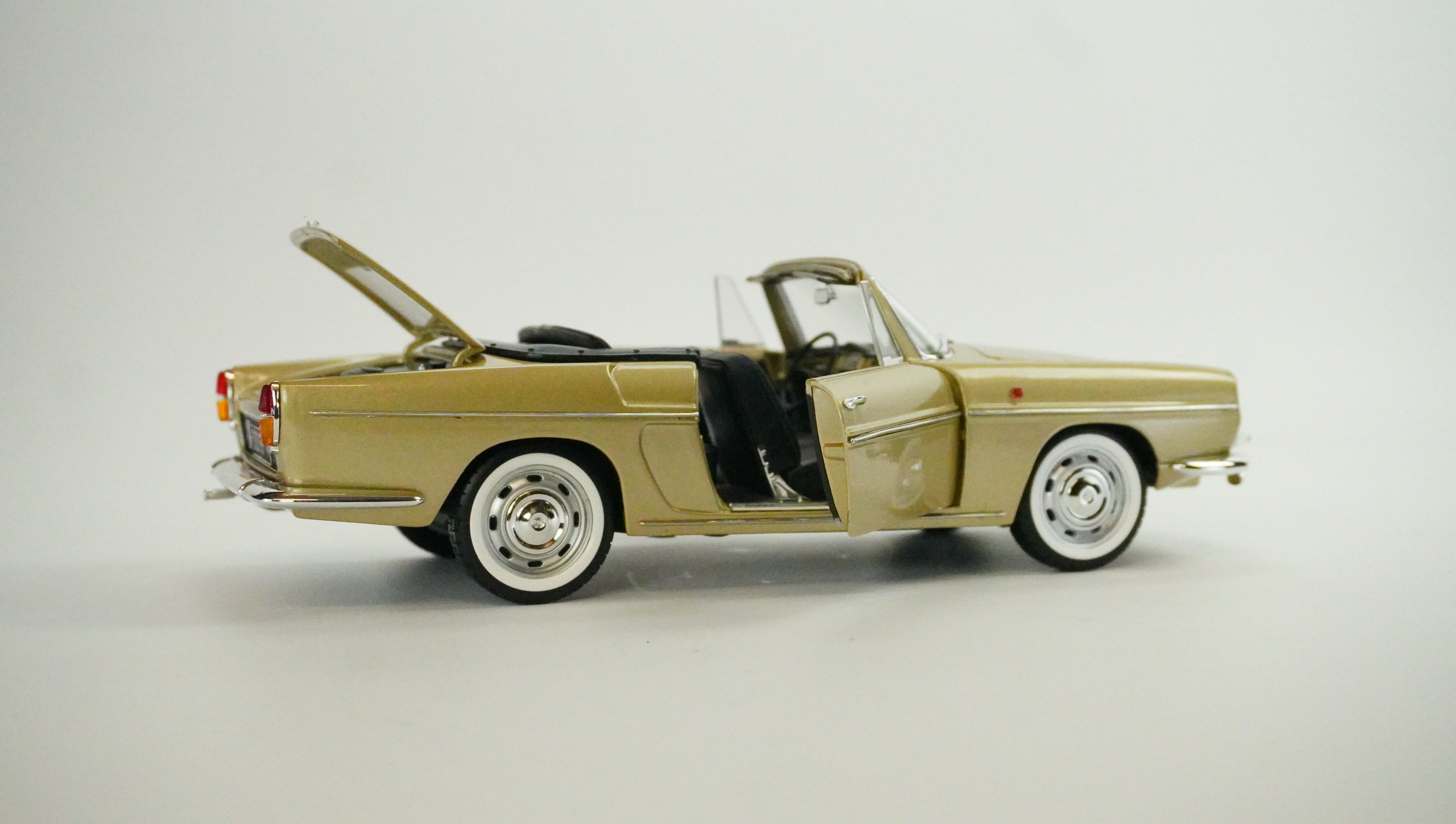 Renault Caravelle Cabrio 1:18