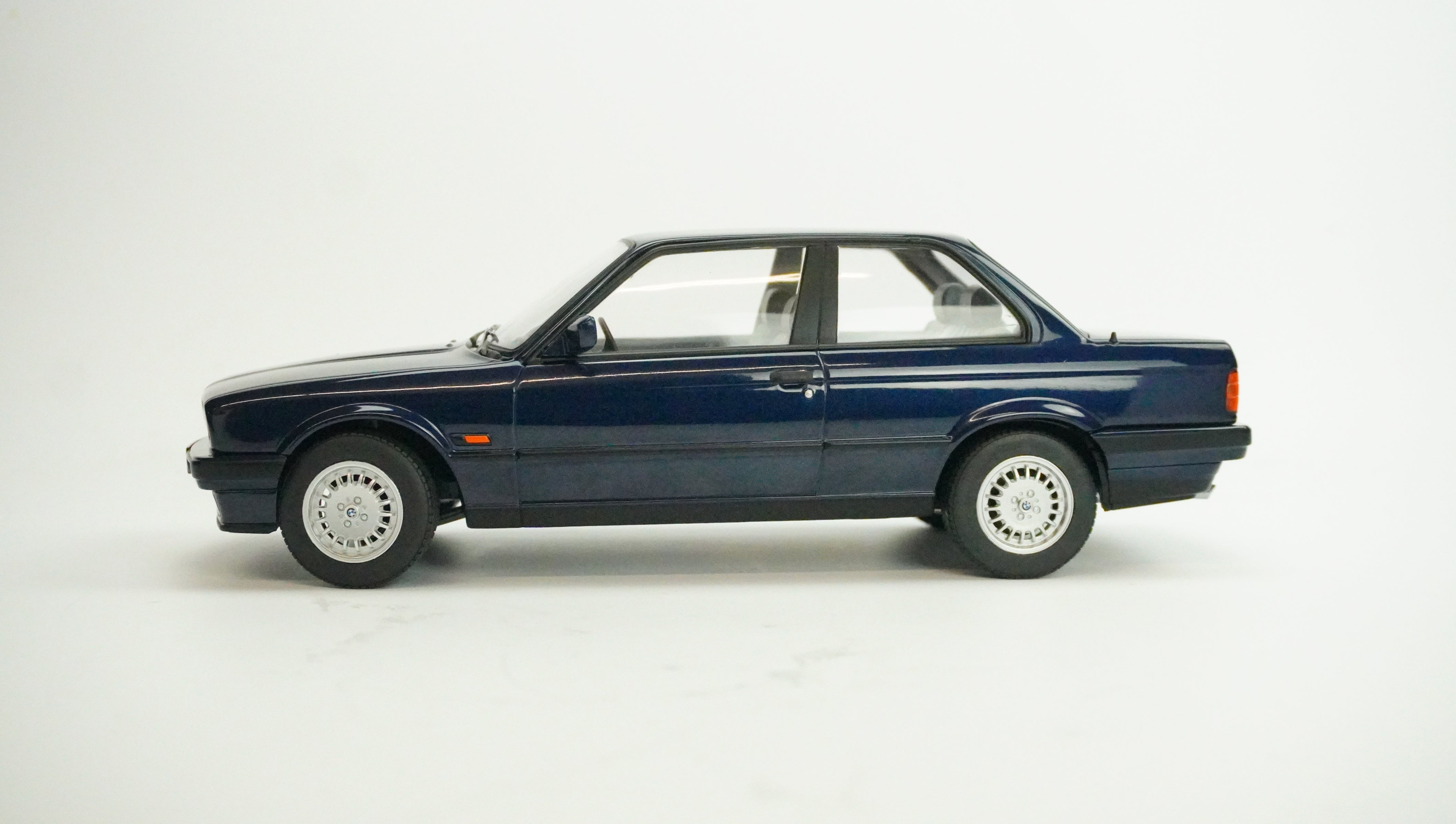 BMW 325i Rarity 1988 1:18