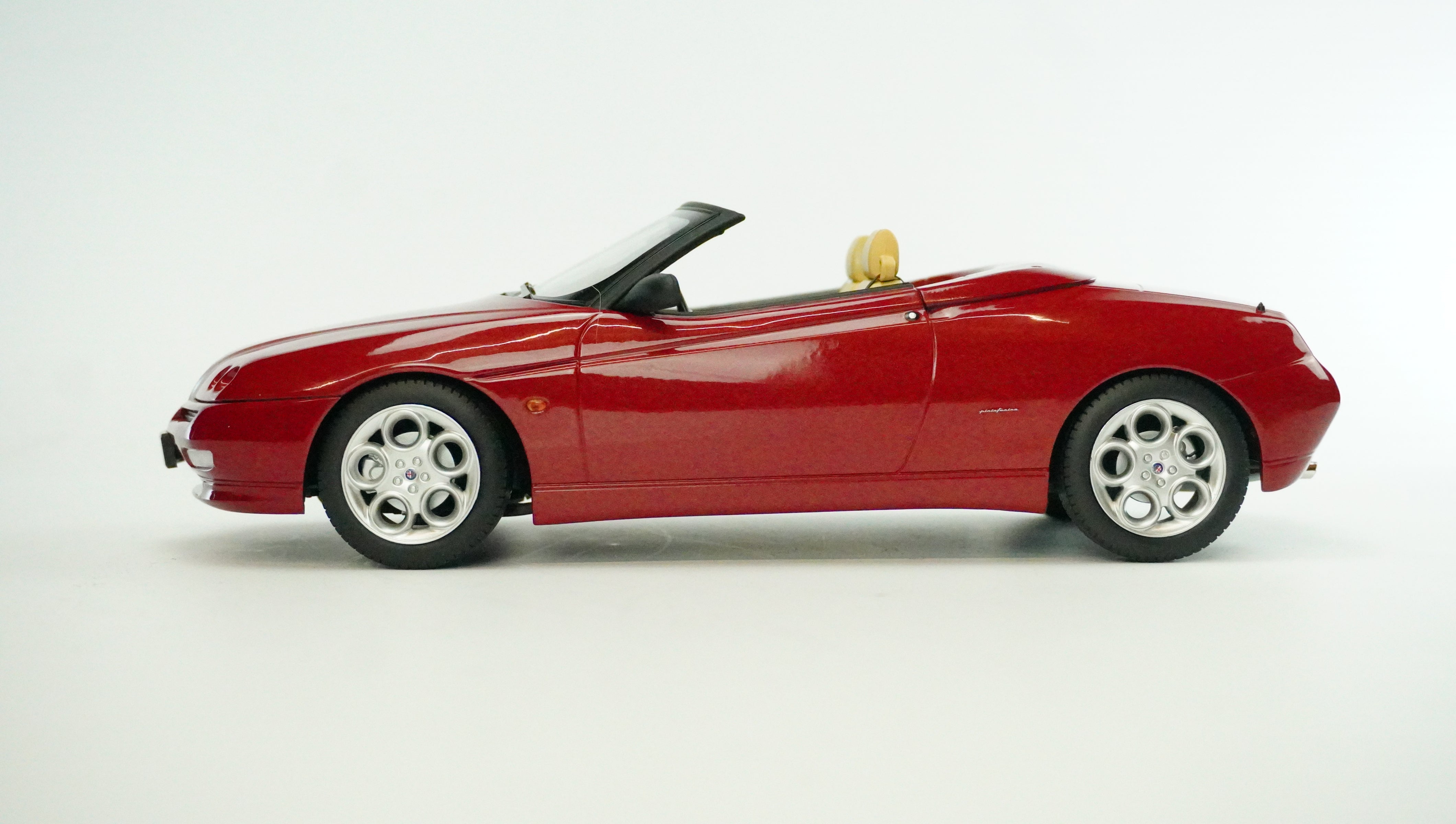 Alfa Romeo Spider 1999 1:18