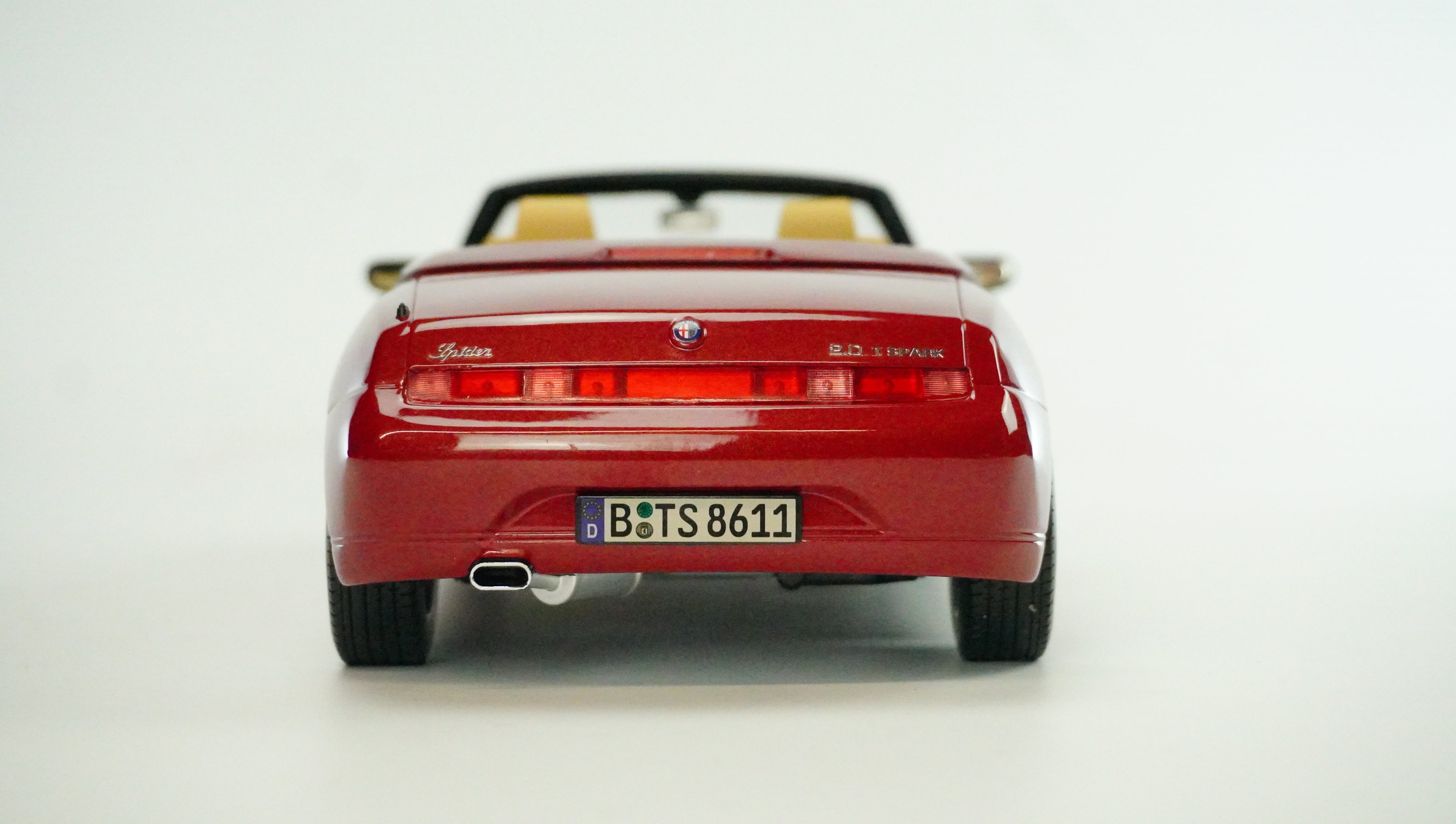 Alfa Romeo Spider 1999 1:18