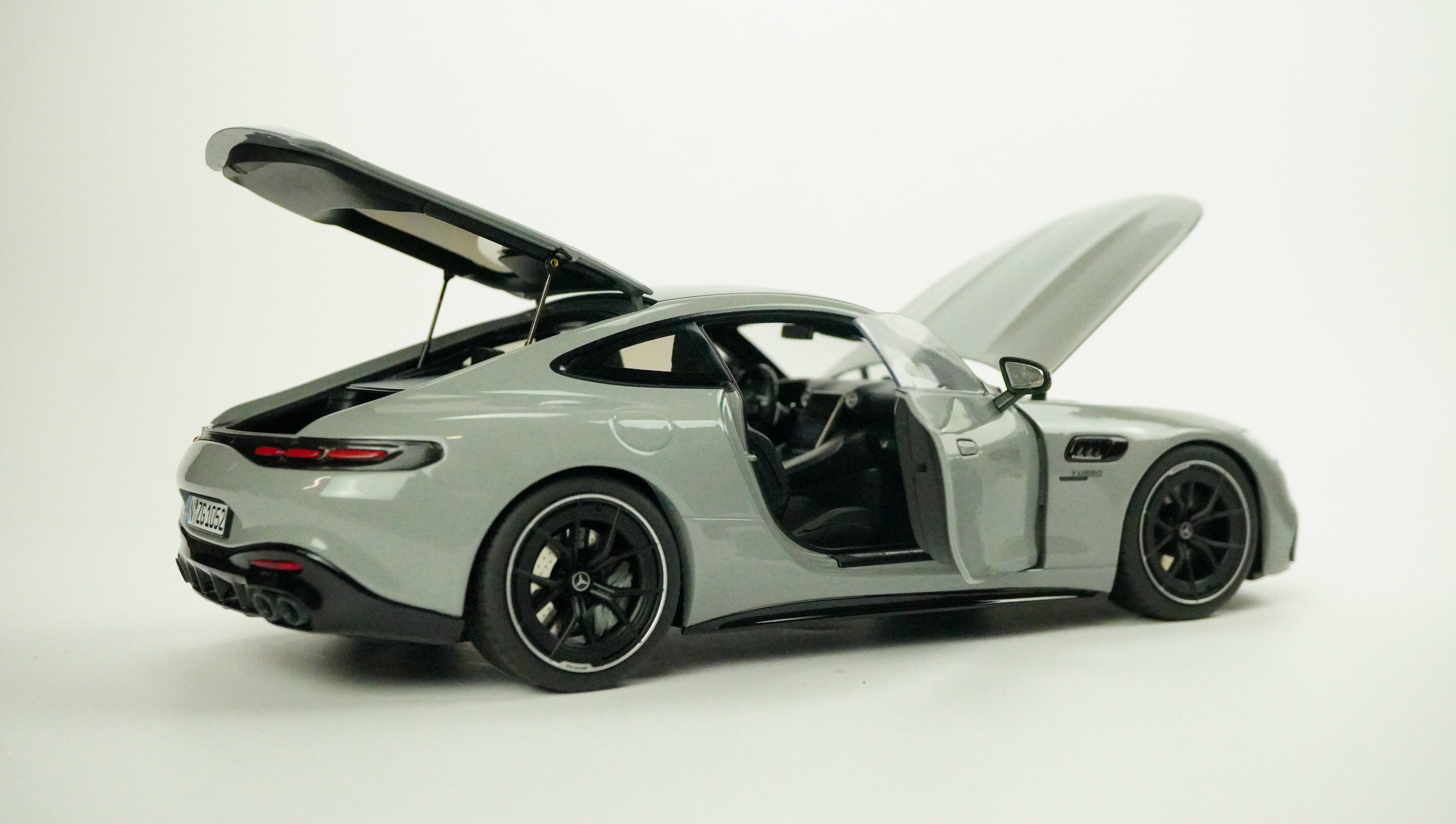 Mercedes Benz AMG GT43 (C192) 2024 1:18