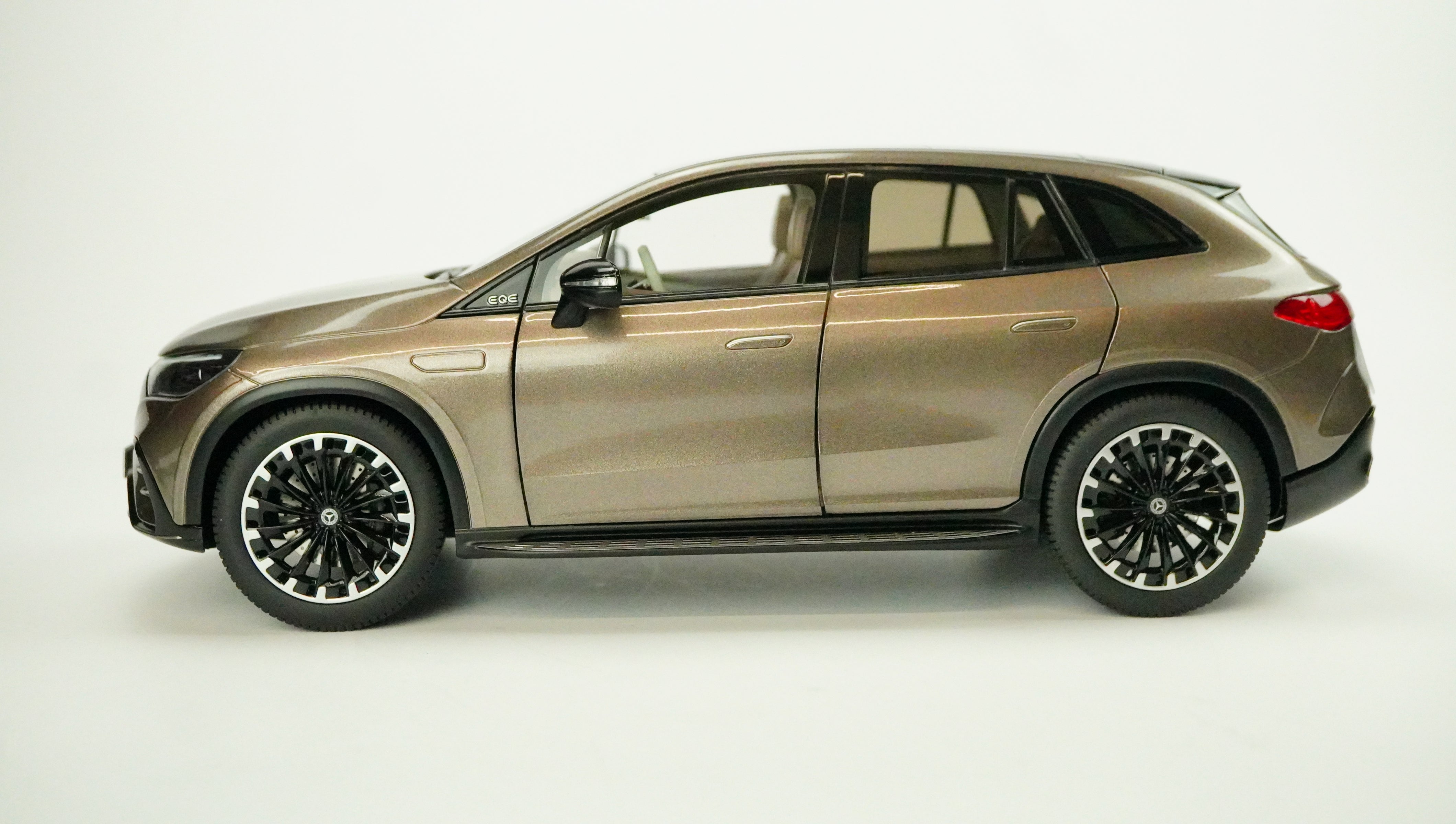 Mercedes Benz EQE SUV AMG 2023 1:18