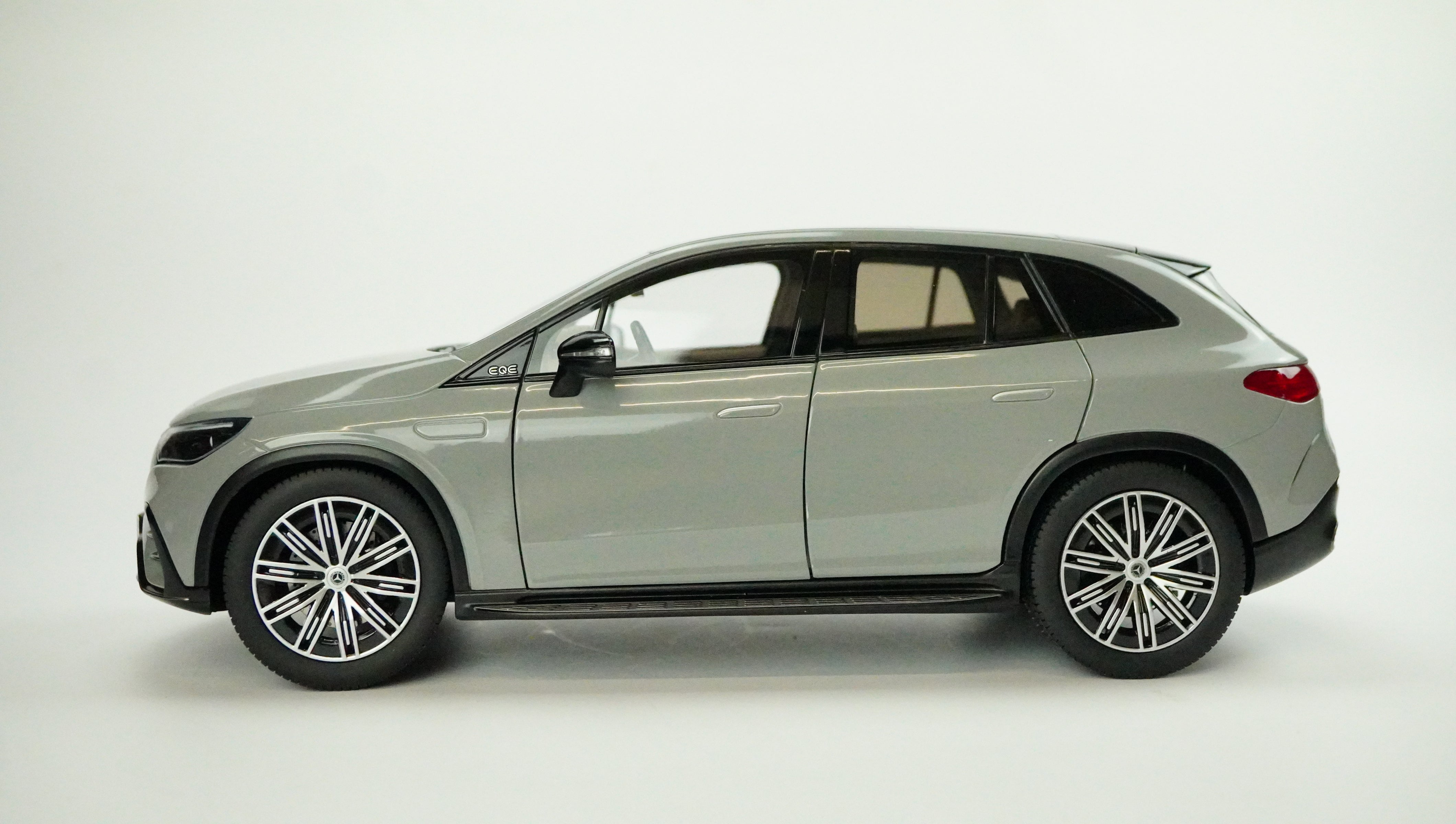 Mercedes Benz EQE SUV AMG 2023 1:18