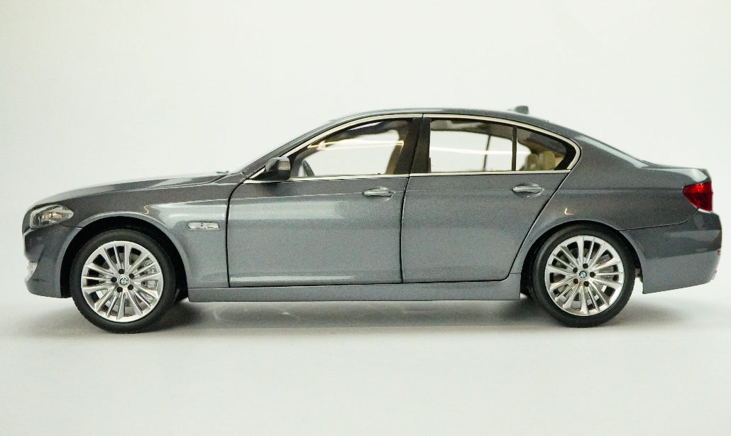 BMW 550i 1:18 Silber Hot 