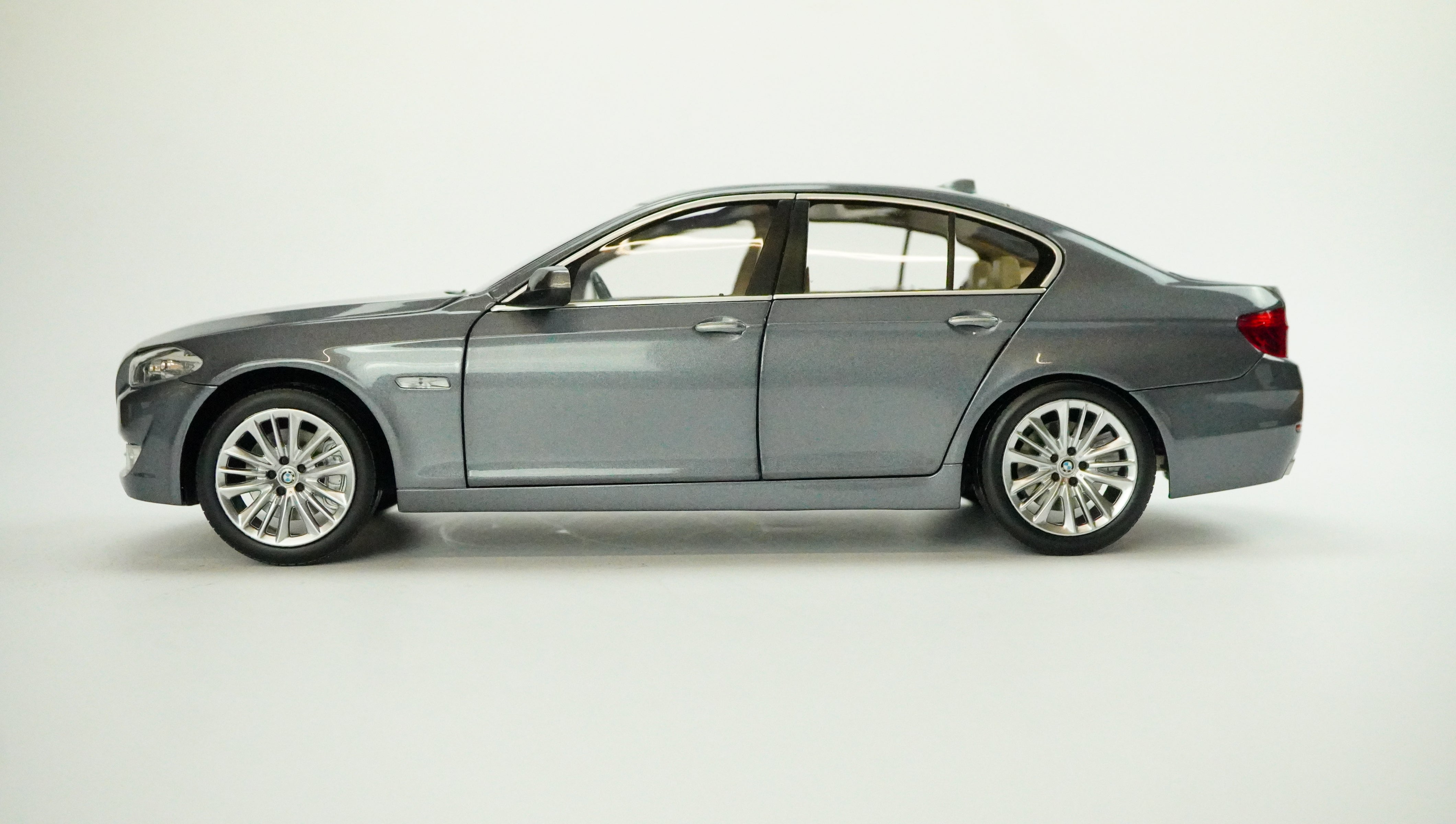 BMW 550i 1:18