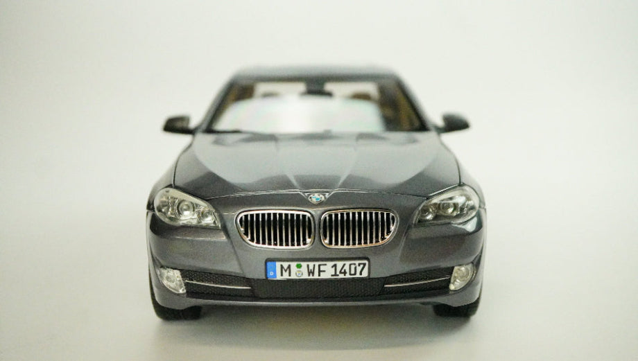 BMW 550i 1:18 Sammler Automodelcar