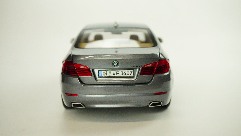 BMW 550i 1:18 grau neu