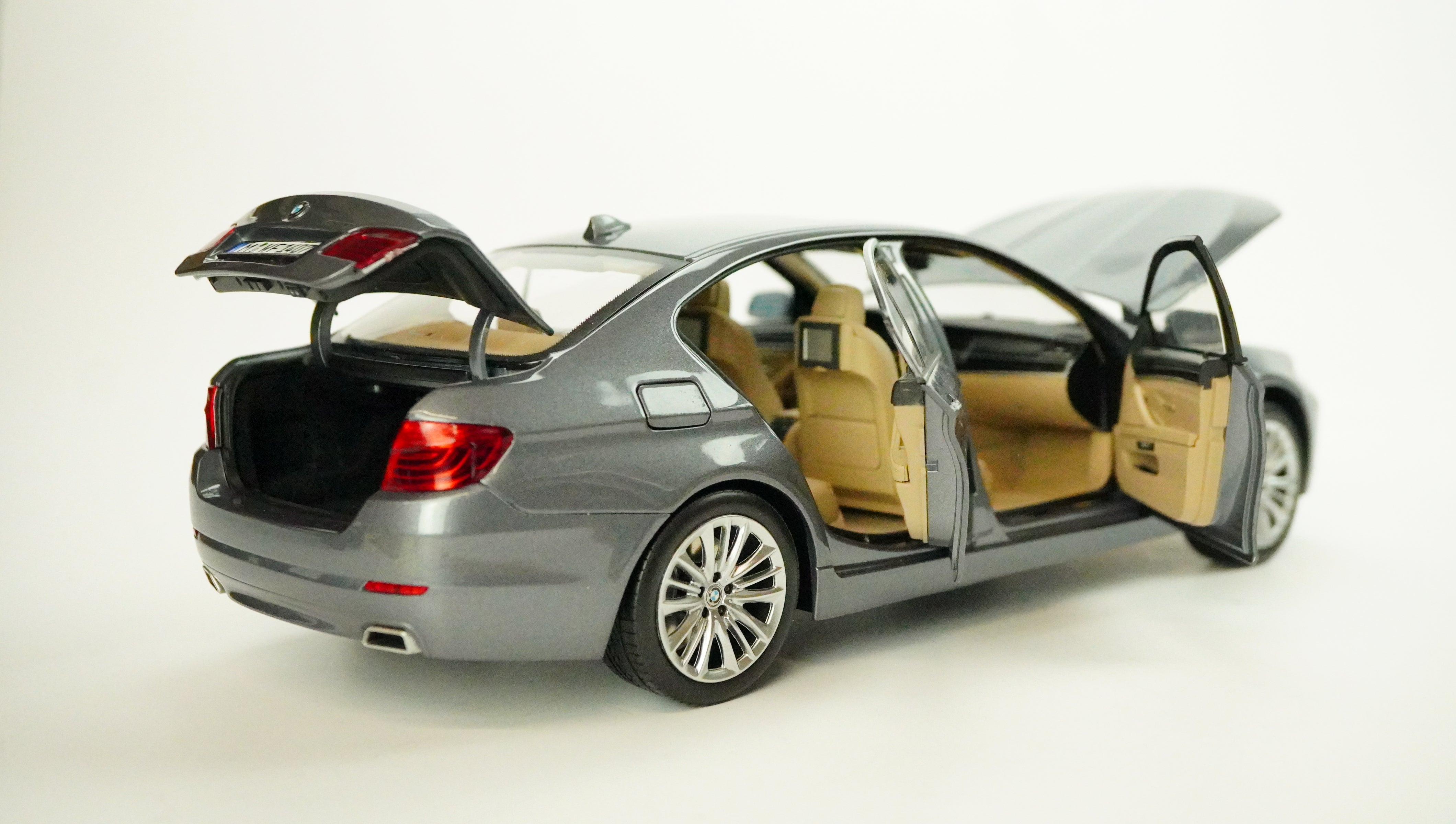 BMW 550i 1:18